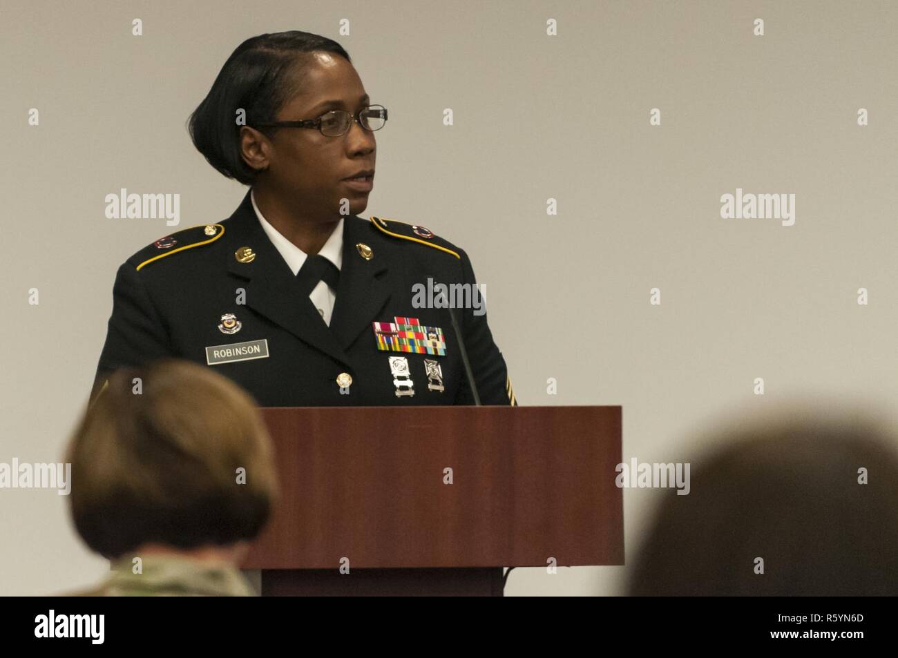 Master Sgt. Donna Robinson, U.S. La riserva di esercito Comando gruppo comando, dà il suo commento come USARC militari e civili ricordato il Mag. Gen. Franciso A. Espaillat durante una cerimonia commemorativa presso l'U.S. La riserva di esercito di sede di comando, 19 aprile 2017, a Fort Bragg, N.C. Espaillat, 56, da New York City, slated per diventare il prossimo U.S. Esercito comando di riserva di capo del personale. In precedenza ha servito come il comandante generale del 143supporto comando (Expeditionary), a Orlando, Fla. Espaillat è morto il 7 aprile 2017, a Fort Bragg. Foto Stock