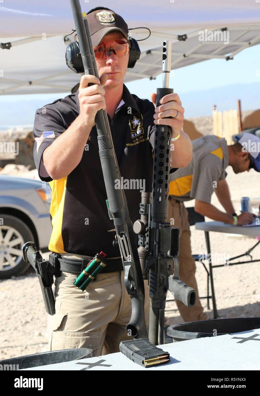 Il personale Sgt. Tyler Payne, Princeton, Minnesota nativo e competitivo soldato di ripresa con gli Stati Uniti Esercito di unità di precisione di tiro, mentalmente corre attraverso una azione di tiro-stadio durante il 2017 U.S. Tiro Pratico Multi-Gun Associazione cittadini di Las Vegas, Nevada, il 15 aprile. Dopo la tre-giorni di gara che include 14 differenti stadi, Payne sequestrato il titolo in metallo pesante divisione tattico con 1193.7167 punti di corrispondenza, che era 38.4578 punti nel corso del secondo posto finisher. Foto Stock