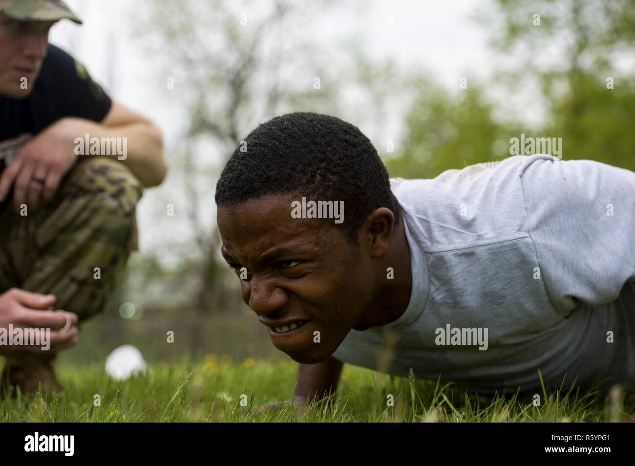 Stati Uniti Airman 1. classe Franklin Harris, un combattimento giornalista televisivo, assegnato al primo combattimento squadrone della fotocamera, esegue il push-ups durante la Hilda sfida nel 2017 quinto annuale SPC Hilda I. Clayton meglio combattere la telecamera (COMCAM) Concorrenza a Fort George G. Meade, Md., 17 aprile 2017. Harris è competere nel 2017 quinto annuale migliore concorrenza COMCAM dove squadre di due competere per tutta la durata di un evento di giro che le prove del loro stato fisico e mentale e di capacità tecniche. La concorrenza è stabilita in onore di combattimento caduti soldato fotocamera SPC Hilda I. Clayton, che diede la sua vita Luglio 02, 2013 Foto Stock