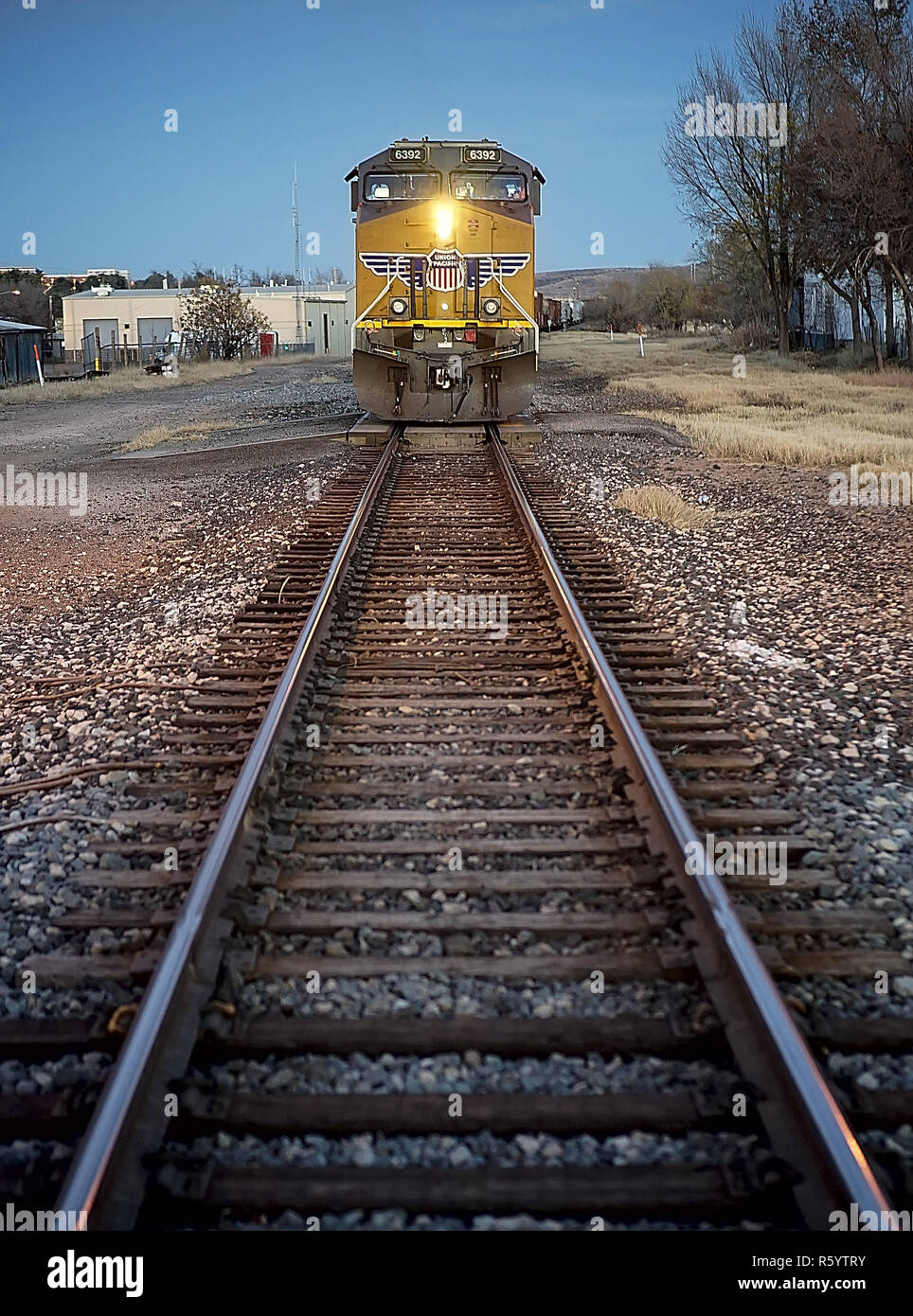 Union Pacific treno merci che arrivano in Alpine, Texas Foto Stock