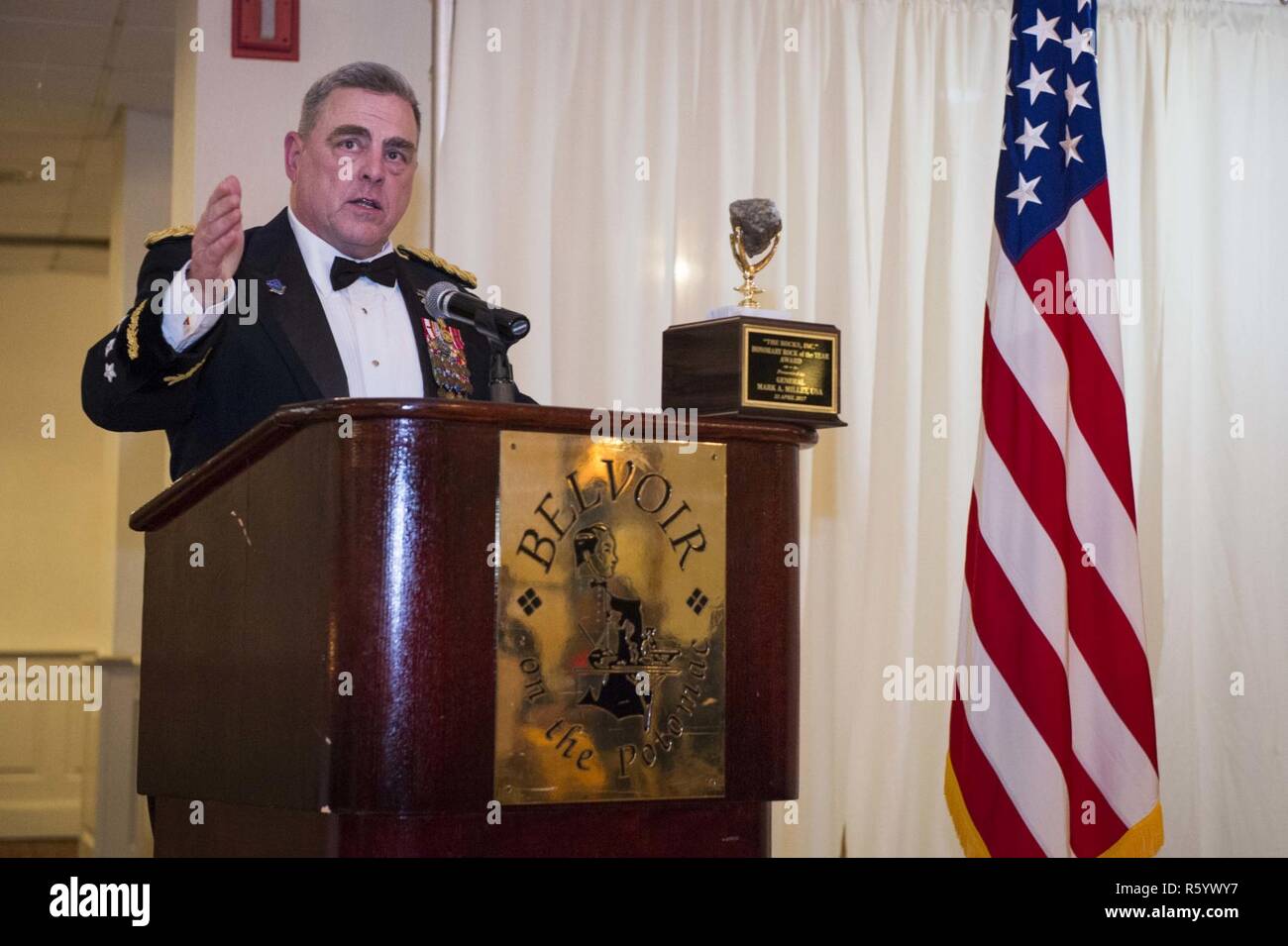 Stati Uniti Capo di Stato Maggiore dell Esercito gen. Mark A. Milley risolve i partecipanti dopo la ricezione del rock onorario del premio di anno durante la xliii rocce annuale di primavera e di Gala di Premiazione, Ft. Belvoir, Va., 22 aprile 2017. Foto Stock