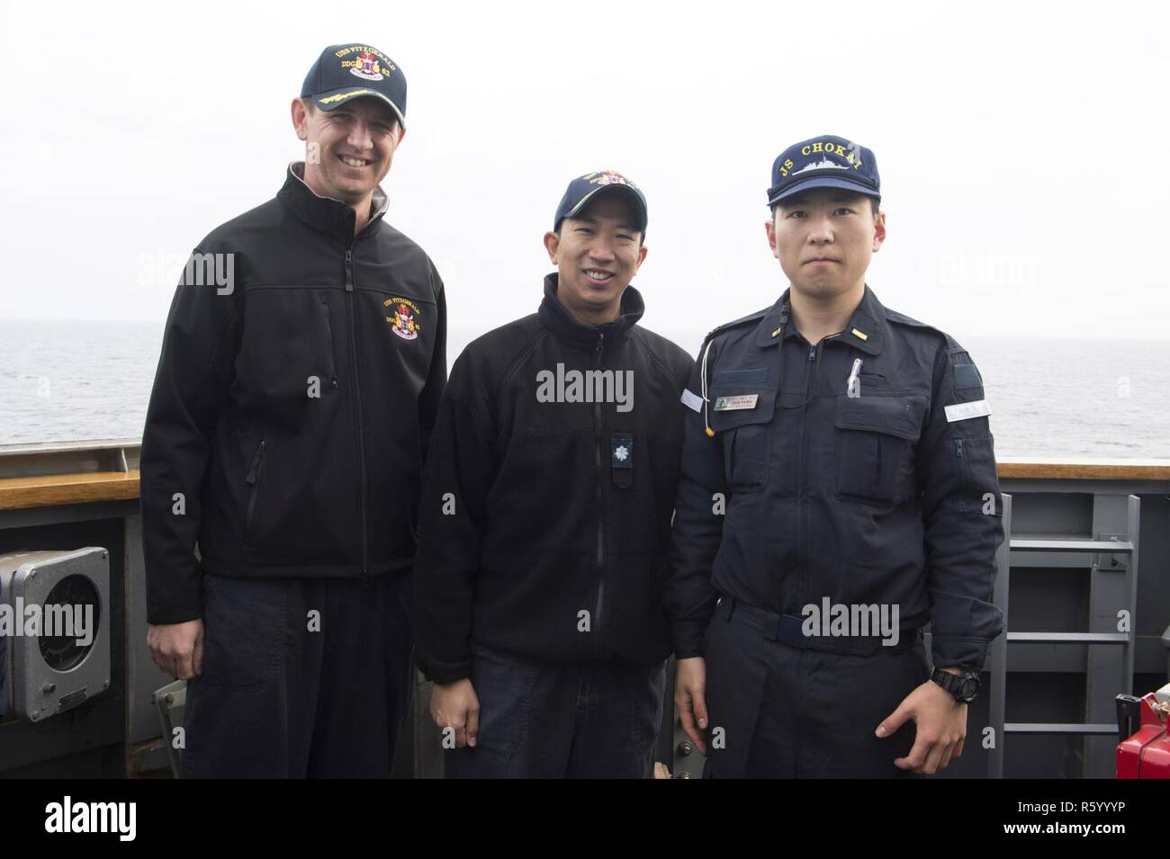 Mare del Giappone (25 aprile 2017) comandante Robert Shu, centro, Comandante della distribuita Arleigh Burke-class guidato-missile destroyer USS Fitzgerald (DDG 62) in posa per una foto con il CDR Sean Babbitt, sinistra, Delegato della Fitzgerald e alfiere di Kazutaka Sugiyama dalla classe Kongou guidato-missile destroyer JS Choukai (DDG 176) del giapponese di autodifesa marittima forza (JMSDF) durante un accordo bilaterale in materia di esercizio. Esercizi come questo migliorare la condivisione di informazioni e combinato marittimo le capacità di difesa per assicurare gli Stati Uniti e i nostri alleati rimangono pronti a difendere la regione Foto Stock