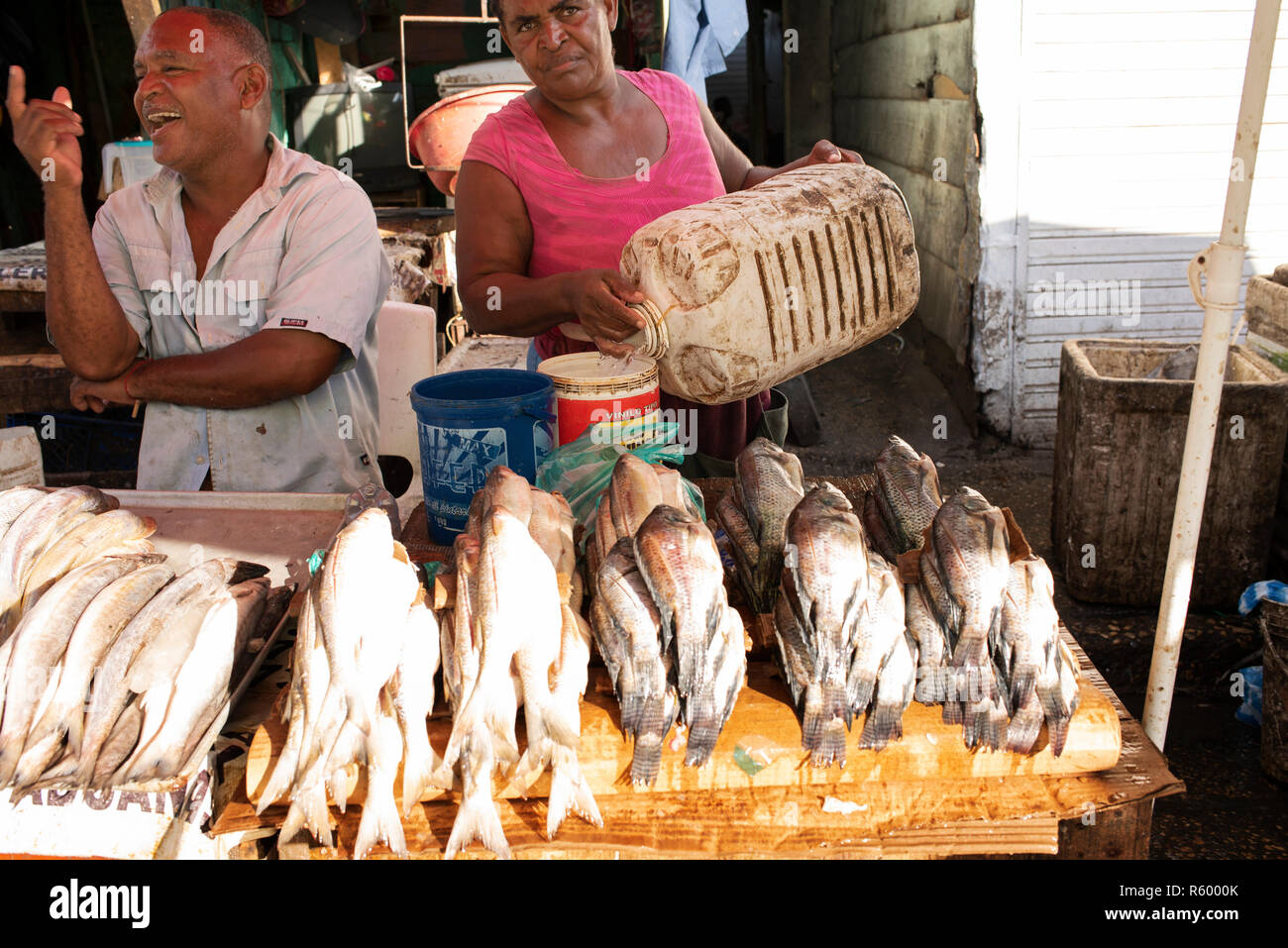 Gente molto laboriosa la vendita di pesce fresco sul mercato Bazurto (Mercado Bazurto). Ritratto dell'ambiente. Cartagena de Indias, Colombia. Ott 2018 Foto Stock