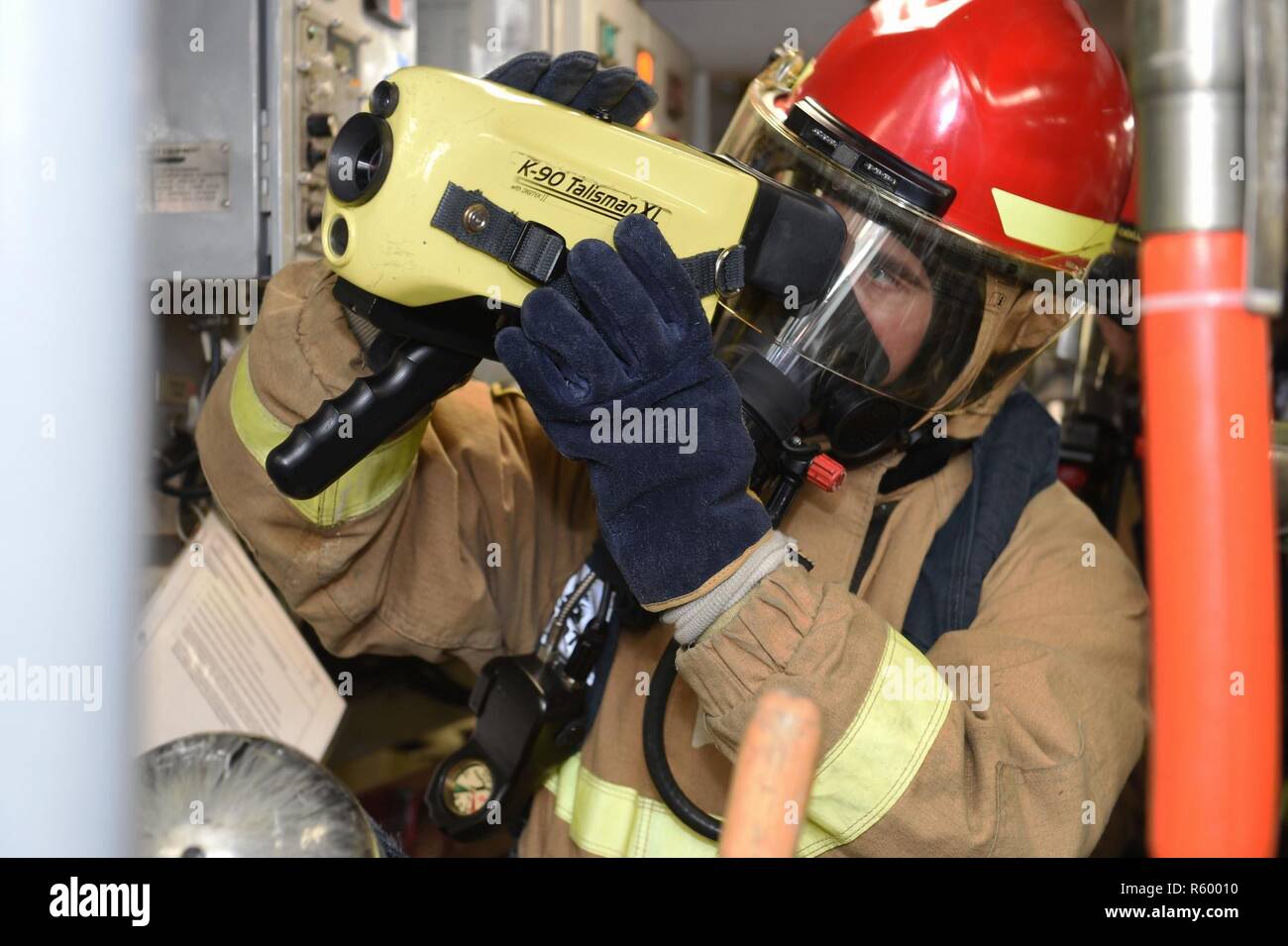 Mare del Giappone (21 aprile 2017) Boatswain compagno del marinaio Skyler Fare clic su guarda attraverso una marina Infared Thermal Imager durante un quartier generale praticare a bordo del Arleigh Burke-class guidato-missile destroyer USS Fitzgerald (DDG 62). La nave è di pattuglia NEGLI STATI UNITI 7 flotta area di operazioni il supporto di sicurezza e stabilità nella Indo-Asia-regione del Pacifico. Foto Stock
