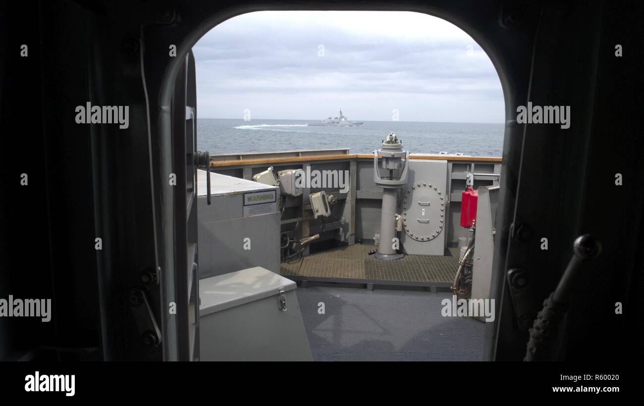 Mare del Giappone (25 aprile 2017) La classe Kongou guidato-missile destroyer JS Choukai (DDG 176) del giapponese di autodifesa marittima forza (JMSDF) conduce un accordo bilaterale in materia di esercizio con la distribuita Arleigh Burke-class guidato-missile destroyer USS Fitzgerald (DDG 62). Esercizi come questo migliorare la condivisione di informazioni e combinato marittimo le capacità di difesa per assicurare gli Stati Uniti e i nostri alleati rimangono pronti a difendere la regione contro eventuali provocazioni. Foto Stock