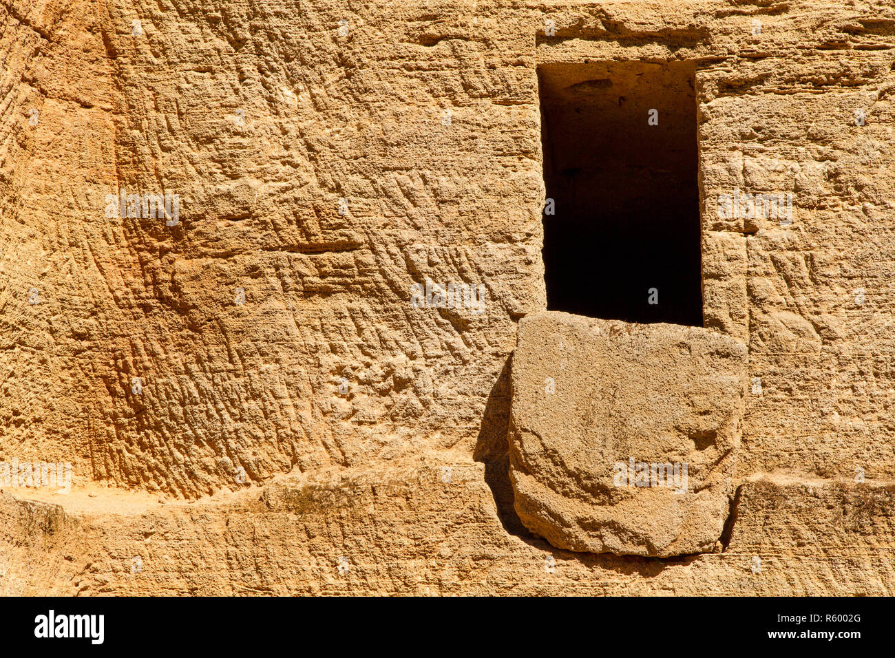 Finestra di pietra di una vecchia casa grotta all'interno di una formazione rocciosa. Foto Stock