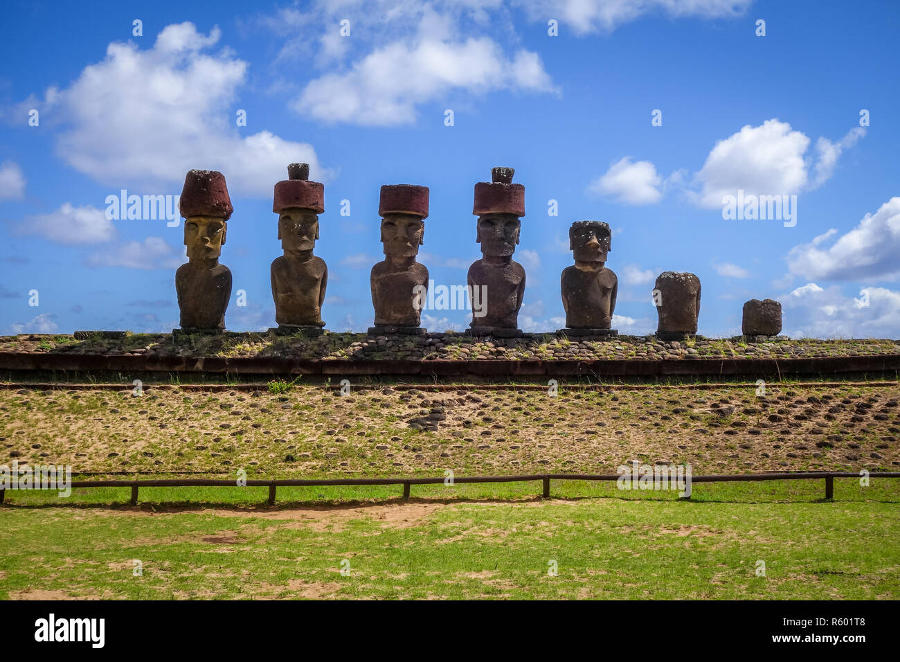 Moais statue sito ahu Nao Nao sulla spiaggia di Anakena, isola di pasqua Foto Stock