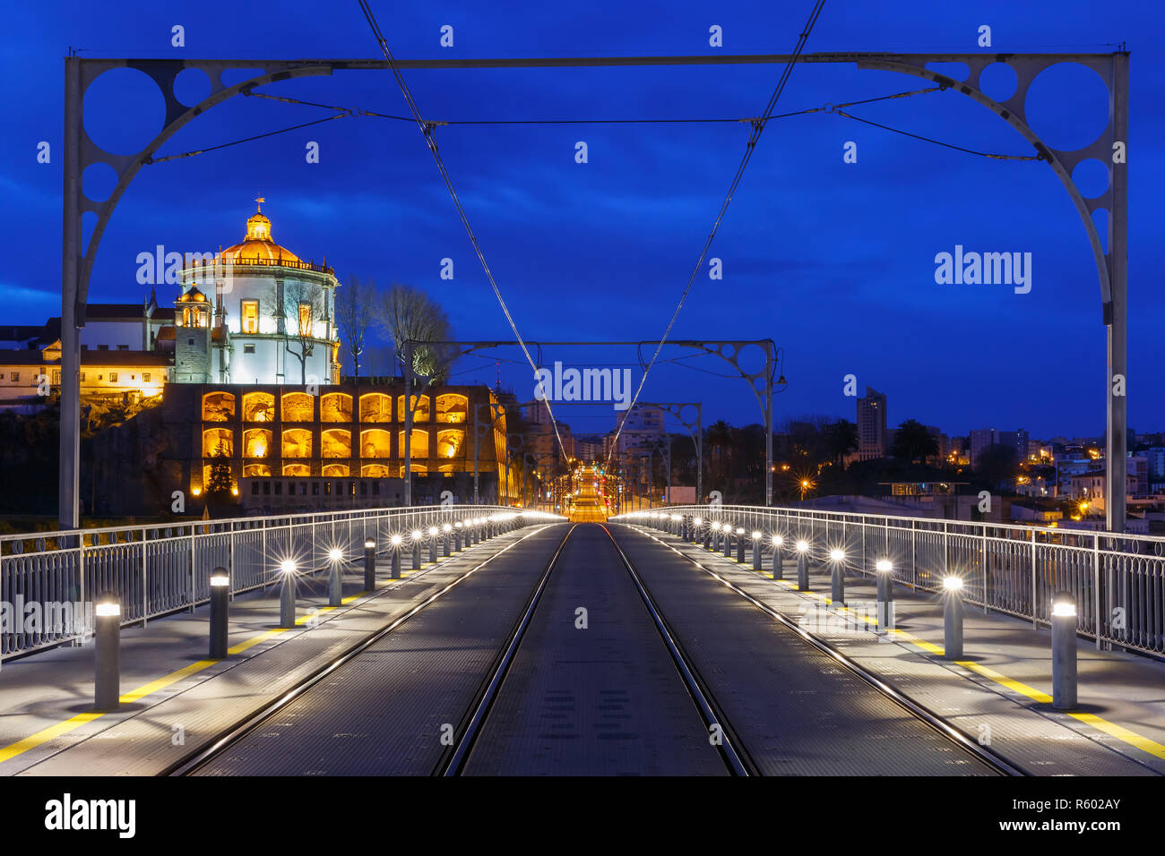 Dom Luis i bridge nel Porto di notte, Portogallo. Foto Stock