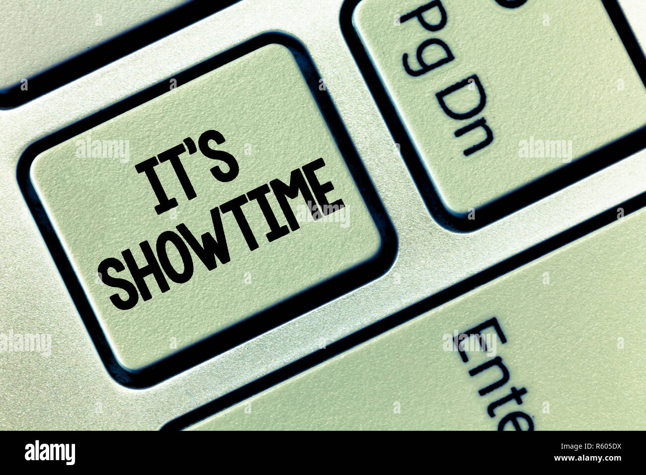 Conceptual la scrittura a mano mostra che s è Showtime. Business photo vetrina pianificato il tempo effettivo in cui una mostra o qualcosa comincia. Foto Stock