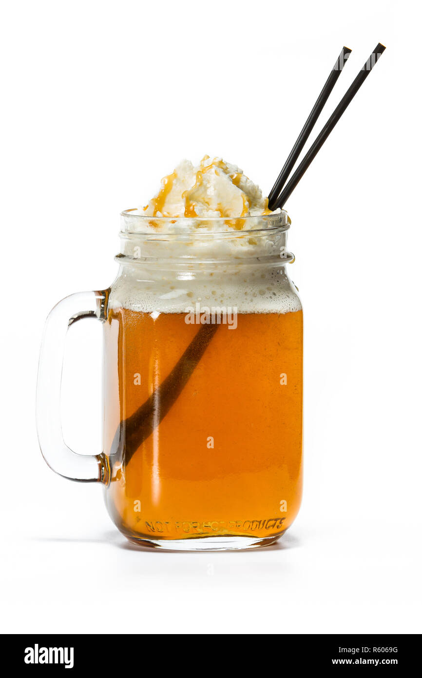 Sidro di mela caldo servito con salsa di caramello e panna montata Foto Stock