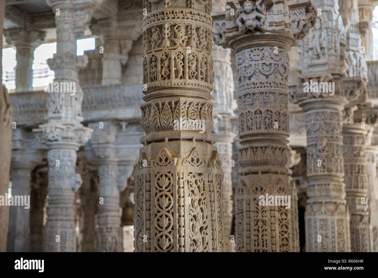 Intricate sculture su colonne al Tempio Ranakpur Jain, Rajasthan, India Foto Stock