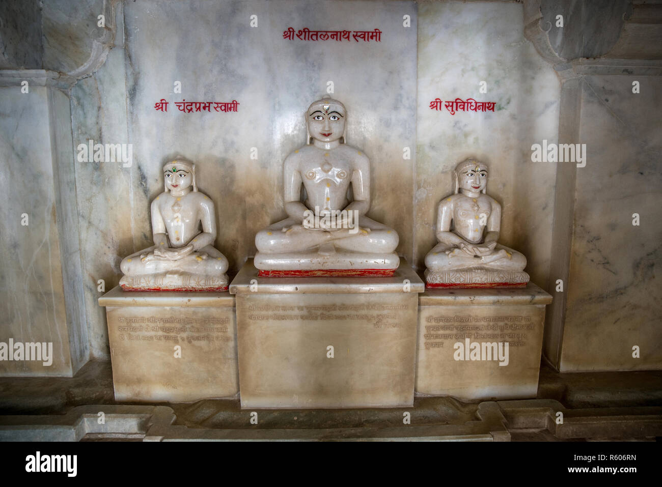 Sculture in marmo di tre divinità al Tempio Ranakpur Jain, Rajasthan, India Foto Stock