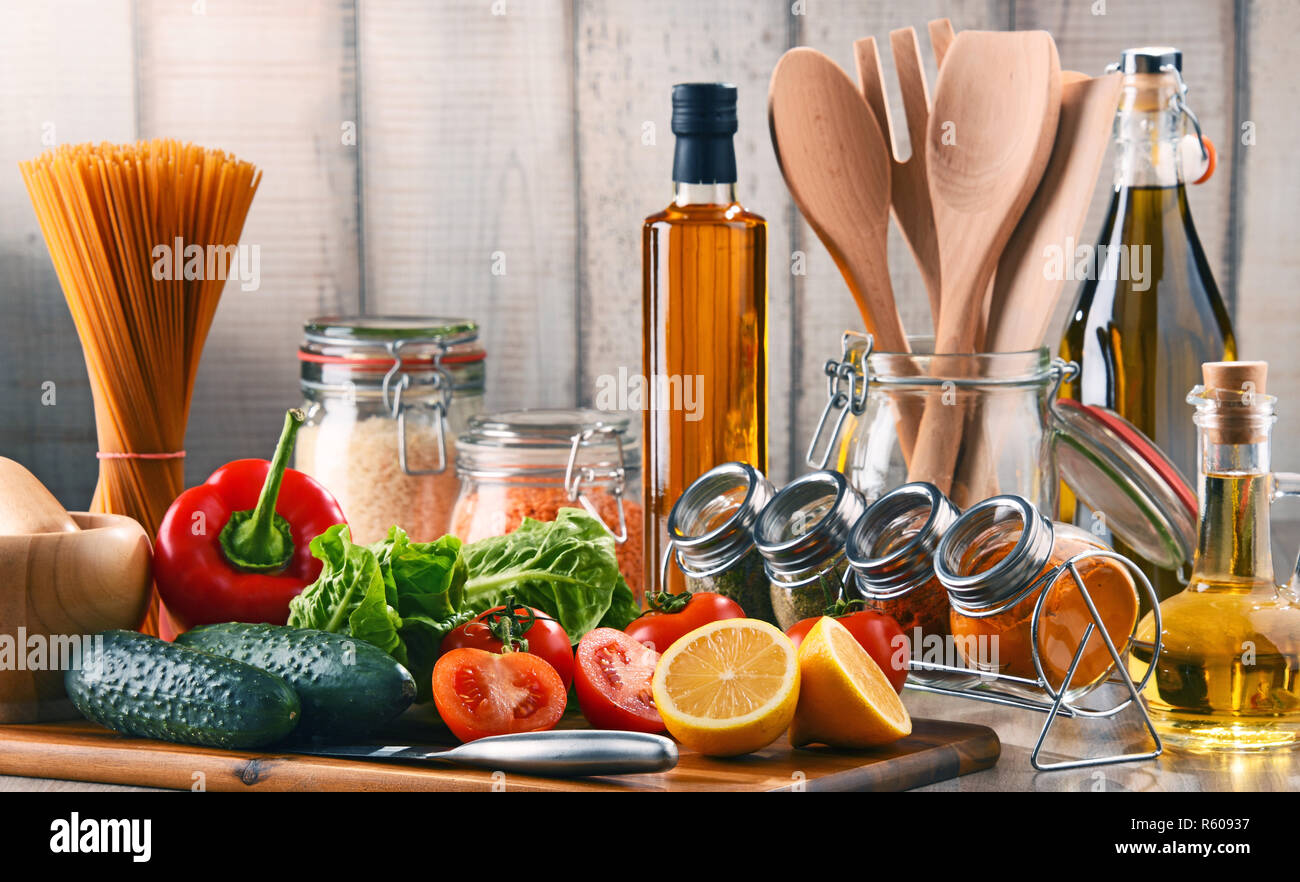 Composizione con un assortimento di prodotti alimentari e di utensili da cucina Foto Stock