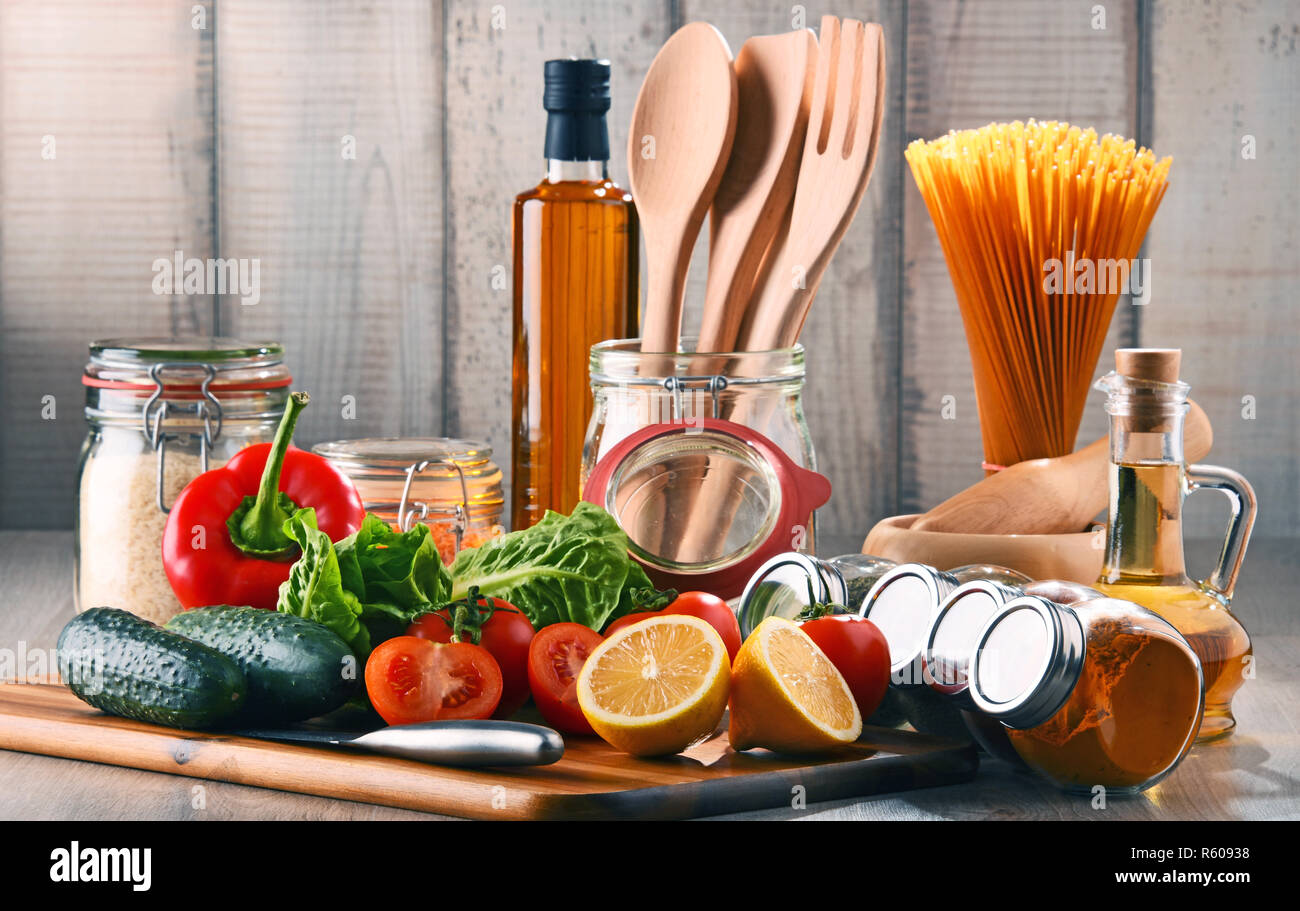 Composizione con un assortimento di prodotti alimentari e di utensili da cucina Foto Stock