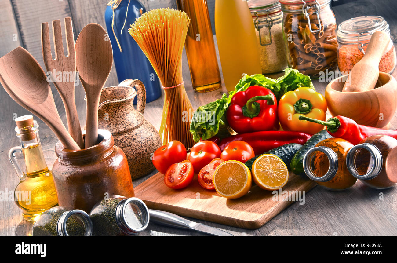 Composizione con un assortimento di prodotti alimentari e di utensili da cucina Foto Stock