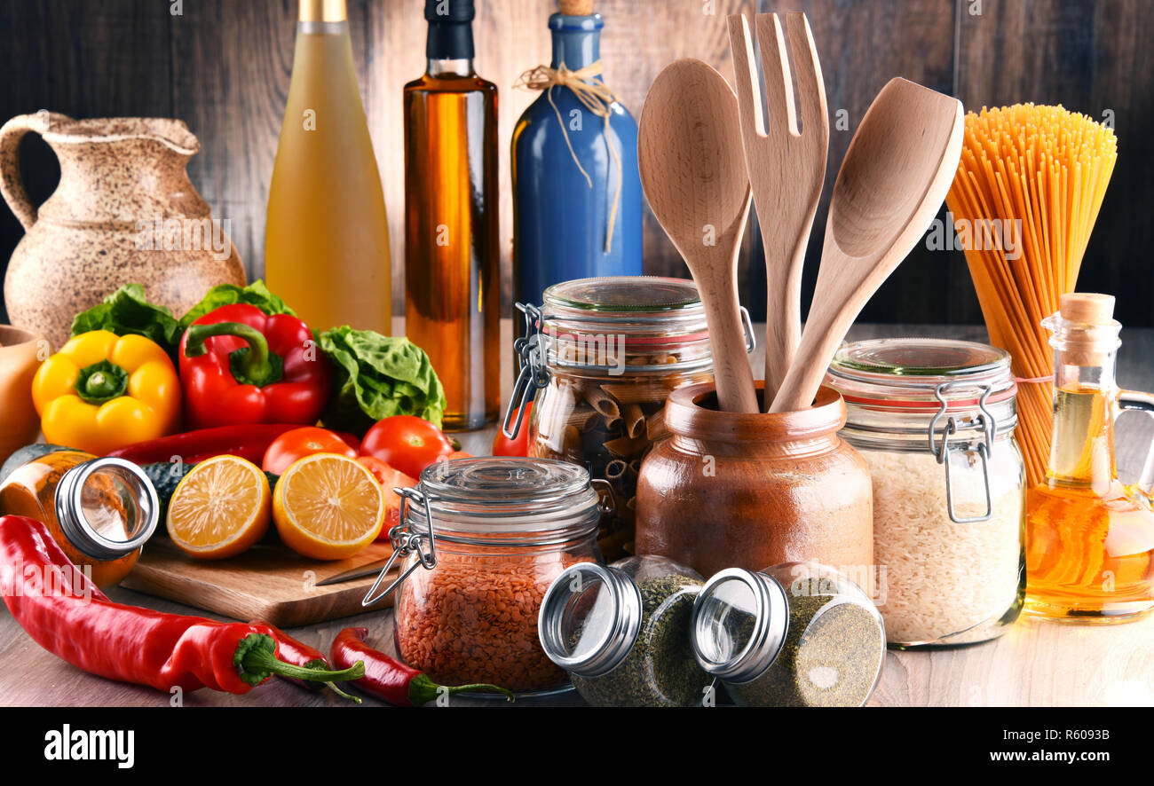 Composizione con un assortimento di prodotti alimentari e di utensili da cucina Foto Stock