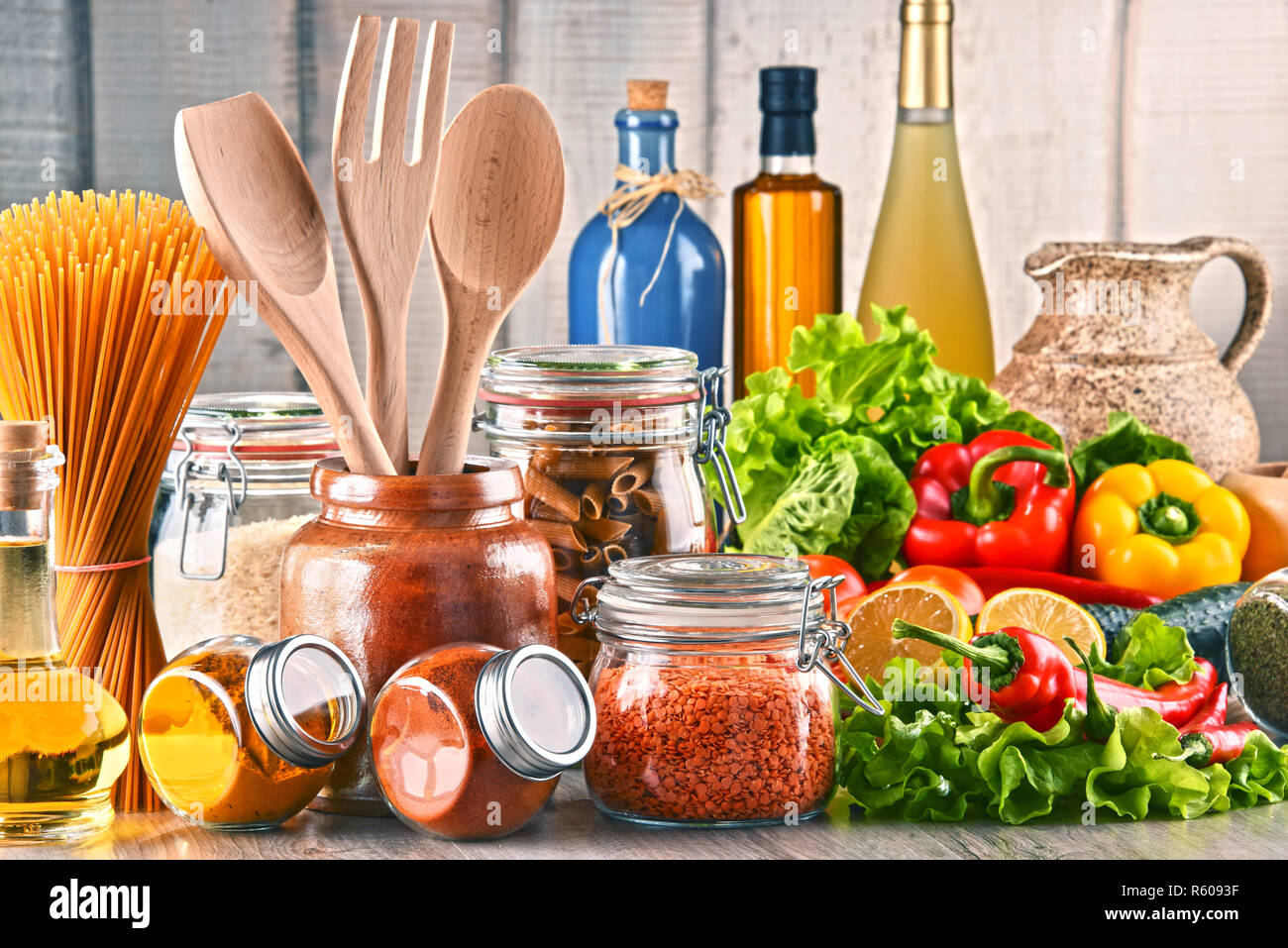 Composizione con un assortimento di prodotti alimentari e di utensili da cucina Foto Stock