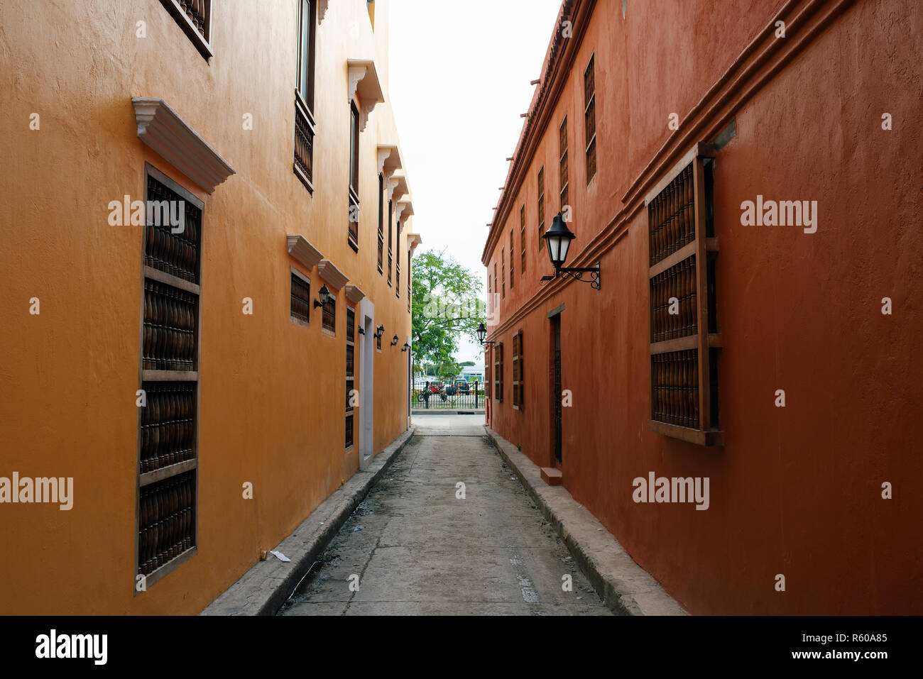 Vista orizzontale di un passaggio stretto e gli edifici coloniali nel Getsemani, la città vecchia di Cartagena de Indias, Colombia. Foto Stock
