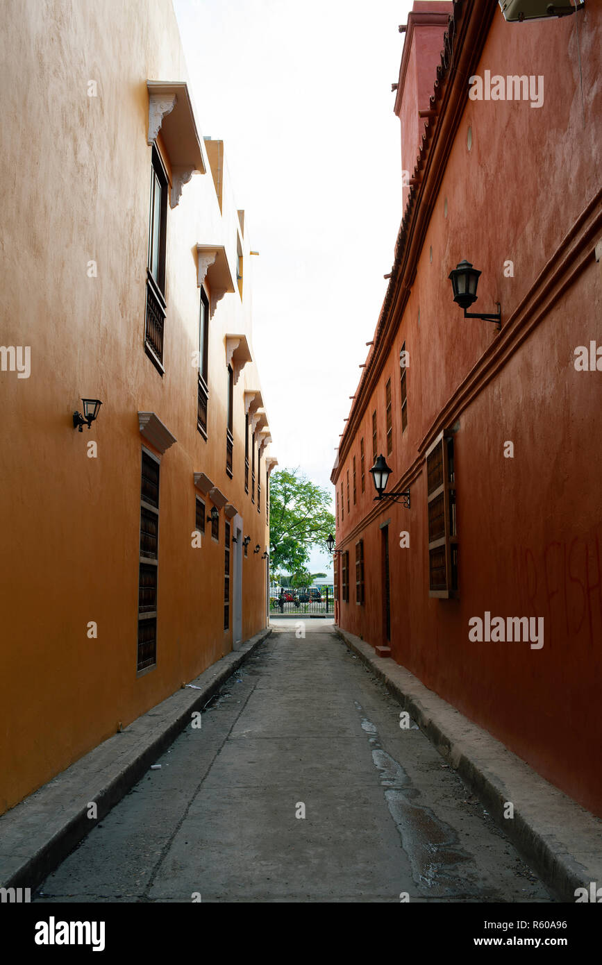 Vista verticale di un passaggio stretto e gli edifici coloniali nel Getsemani, la città vecchia di Cartagena de Indias, Colombia. Ott 2018 Foto Stock