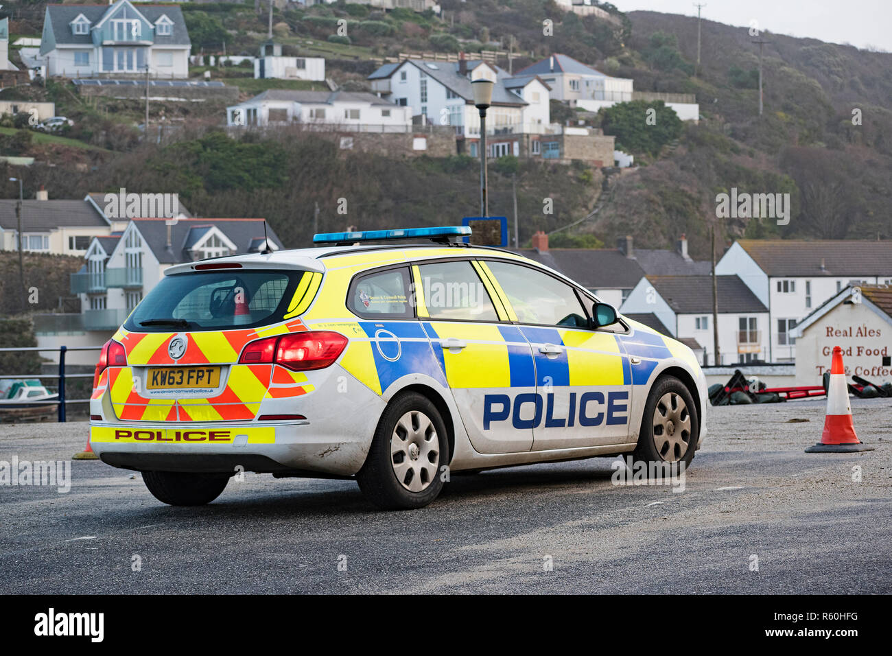 Auto della polizia che frequentano un incidente a Portreath in Cornovaglia, Inghilterra, Regno Unito. Foto Stock