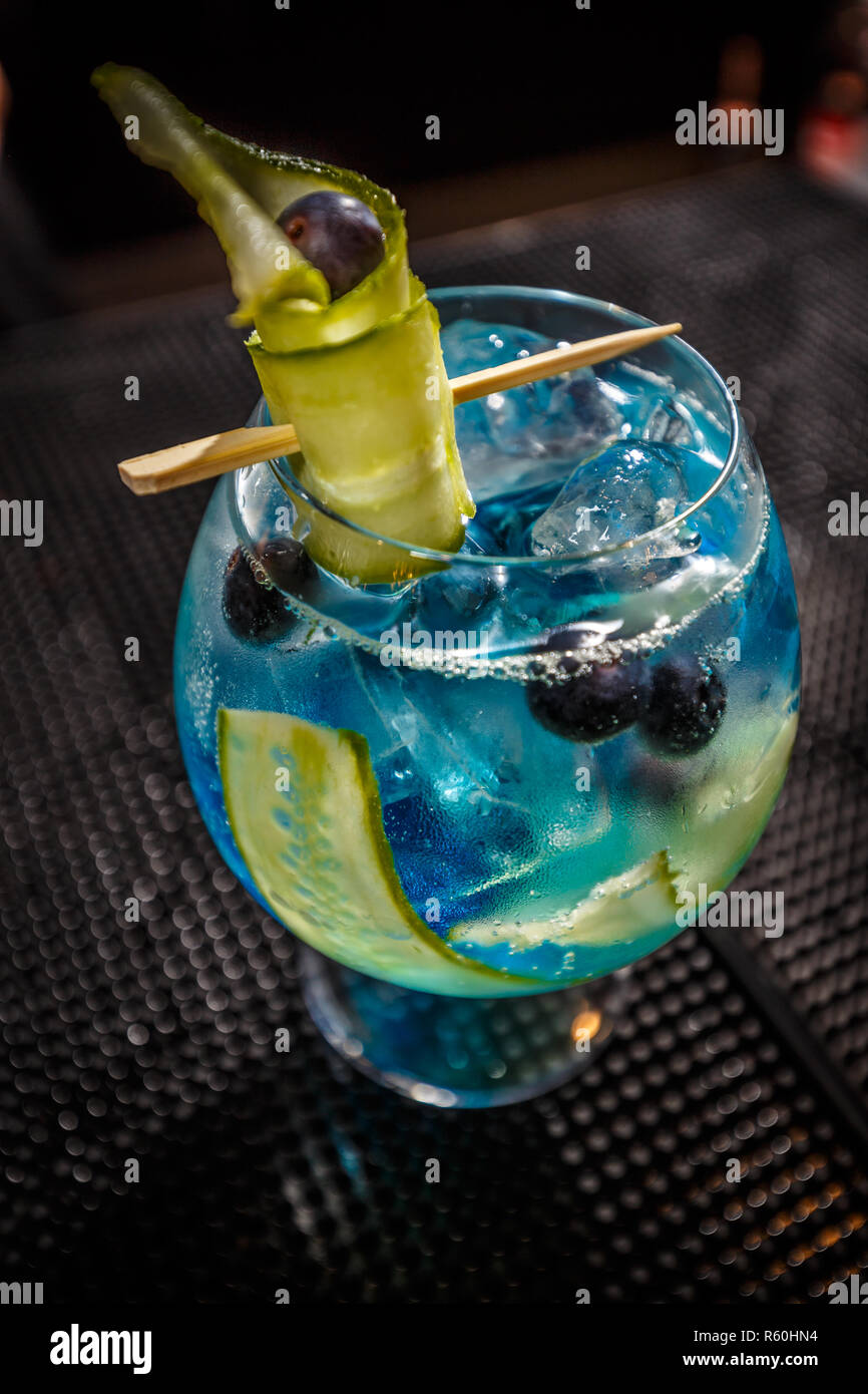 Blue gin tonic Foto stock - Alamy
