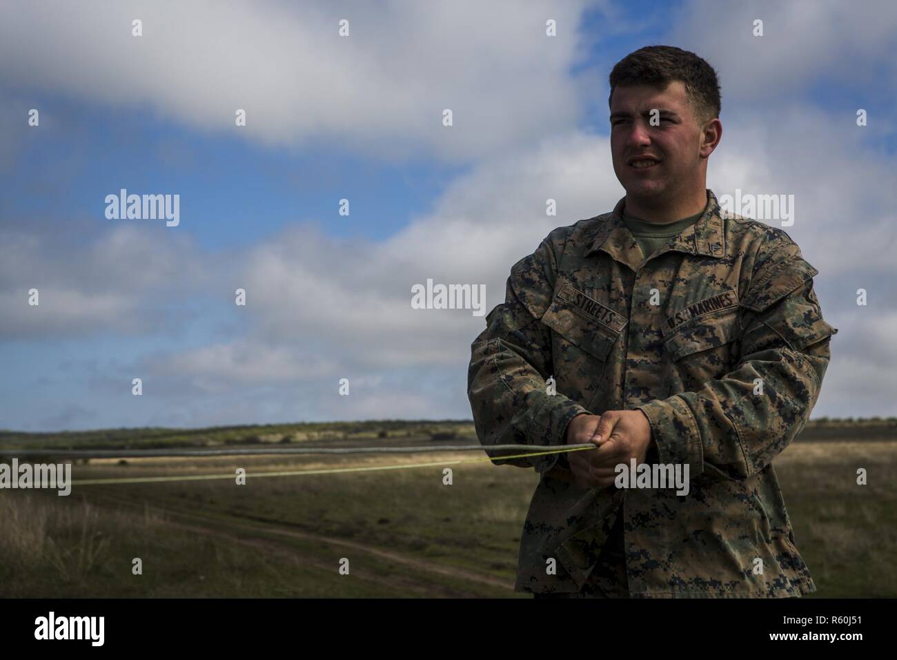 Stati Uniti Marine Cpl. Wyatt strade con Mar Nero La forza di rotazione 17.1 misure cavo di detonazione durante l'esercizio Platinum Eagle 17.2 a Babadag Area Formazione, Romania, 26 aprile 2017. Marines condotto una gamma di demolizione al fine di mantenere le competenze e per migliorare la propria abilità con varie cariche. Gli Stati Uniti e l Europa deve preservare un reciproco impegno e fiducia come essi affrontare sempre nuove sfide insieme. Foto Stock