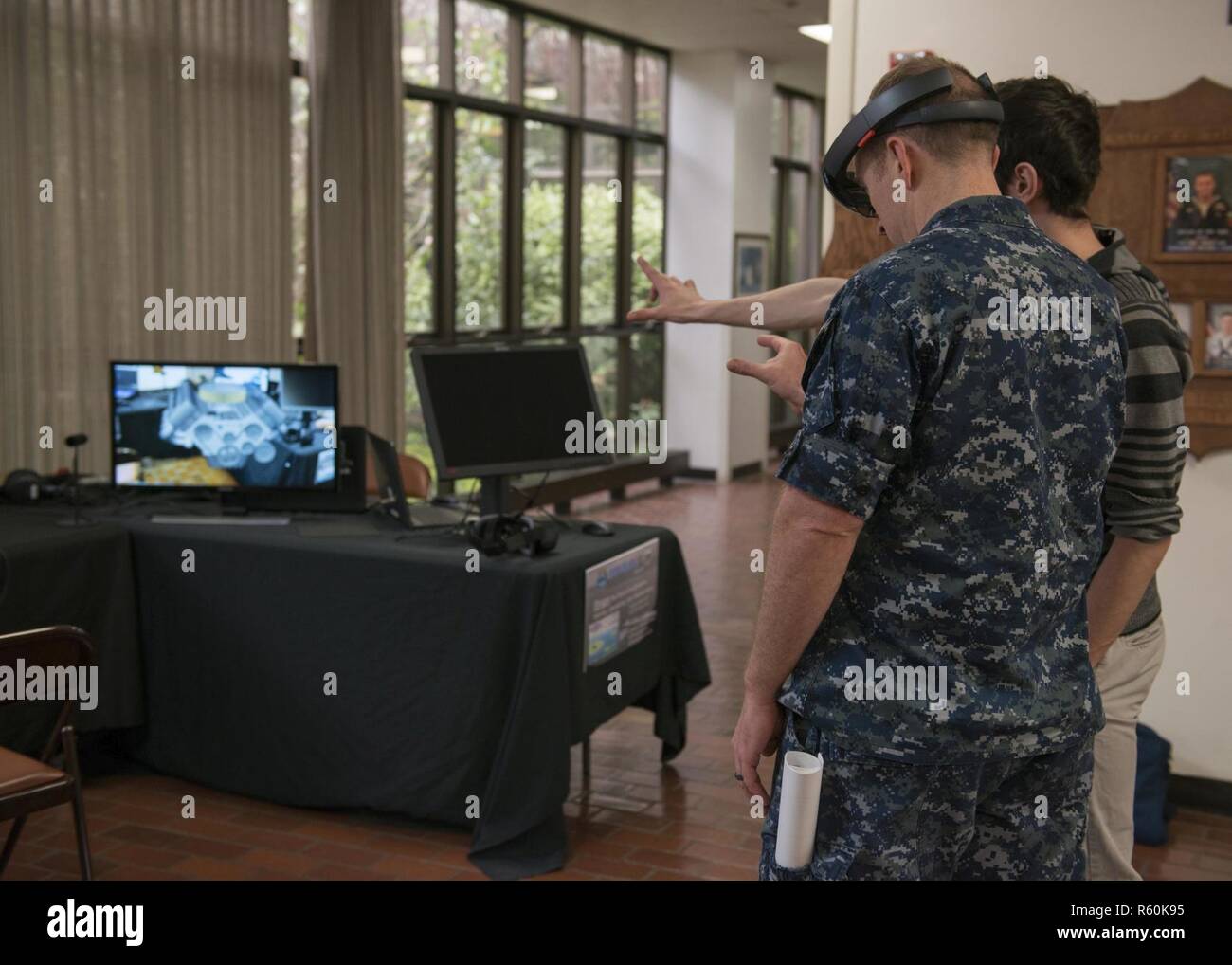 BANGOR, nello Stato di Washington (27 aprile 2017) Lt. La Cmdr. Cal Kimes, da Bellingham, Washington, assegnato a Trident Training Facility (TTF) Bangor, prove HoloLens dispositivo che consente agli utenti di sperimentare virtualmente come spostarsi all'interno di un modello di motore, durante il laboratorio di Innovazione (iLab) roadshow presso Trident Training Facility Bangor. Il iLab, che si trova al sottomarino Naval Training Center pacifico, nel porto di perla, Hawaii è una iniziativa lanciata per incentivare il rapido sviluppo di idee e concetti di uso utilizzabili nella guerra sottomarina. Foto Stock