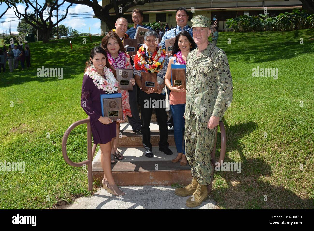 PEARL HARBOR (26 aprile 2017) Capt. Richard Hayes III, comandante della Naval Facilities Engineering Command (NAVFAC) Hawaii, presenta il comando's 2017 dipendente dell'anno i premi per 6 persone e uno teamat Base comune Harbor-Hickam perla. Da sinistra, Desiree Kawakami (clericali & assistente), Jan Takamine (Mentor eccezionale), Adam Mikes (Leader/supervisore/ Manager), Dean Johnasen (Trades & Mestieri), Warde Yamamoto (Professional, amministrativo e tecnico), Curtis Wong (Team Excellence Award), Lori Katahira (eccezionale il servizio comunitario), Cap. Richard Hayes III. Foto Stock