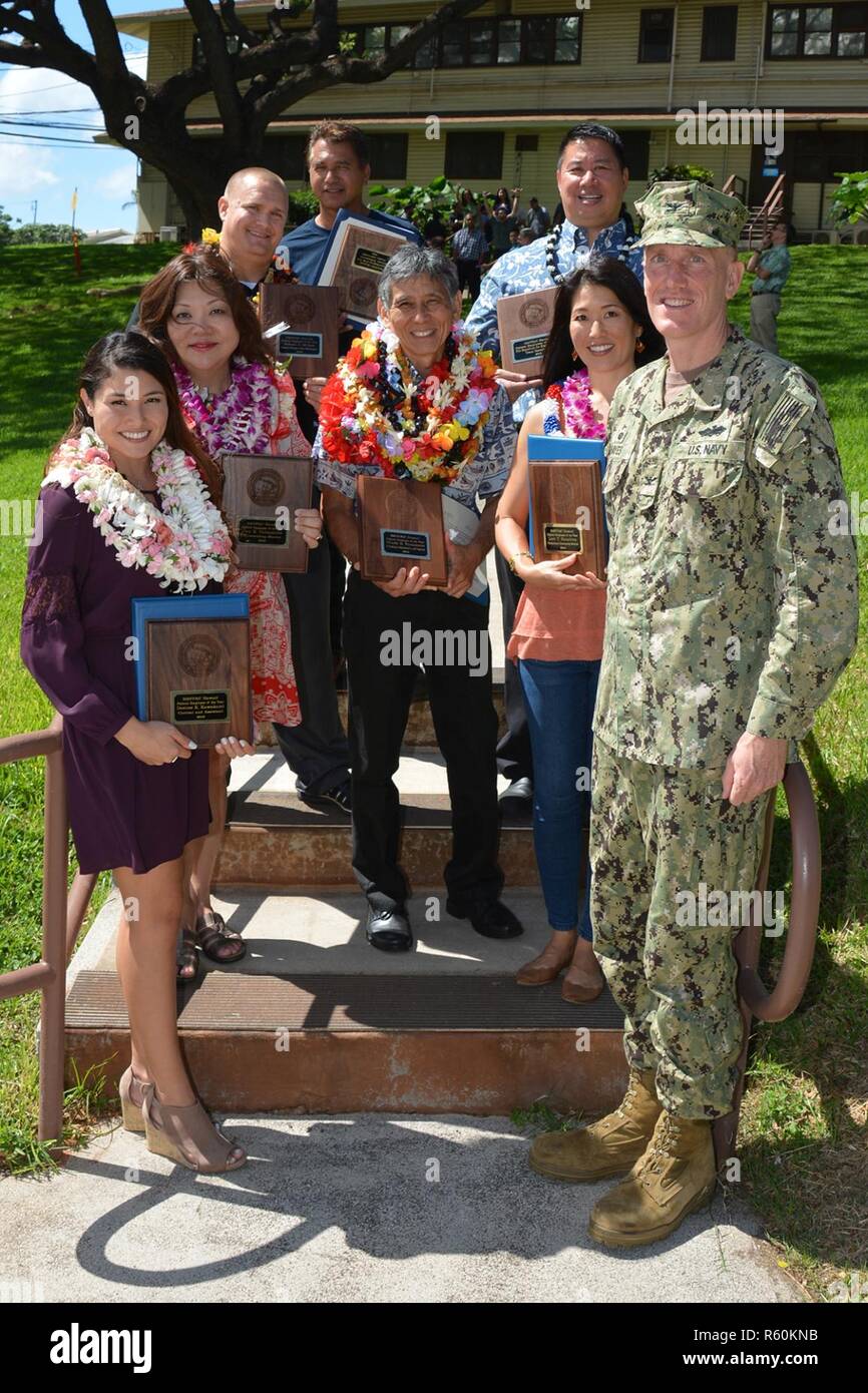 (26 aprile 2017) Naval Facilities Engineering Command (NAVFAC) Hawaii, Comandante Capt. Richard Hayes III presenta il comando's 2017 dipendente dell'anno i premi per sei persone e una squadra 26 Aprile a base comune Harbor-Hickam perla. (L-R) Desiree Kawakami (clericali & assistente), Jan Takamine (Mentor eccezionale), Adam Mikes (Leader/supervisore/ Manager), Dean Johnasen (Trades & Mestieri), Warde Yamamoto (Professional, amministrativo e tecnico), Curtis Wong (Team Excellence Award), Lori Katahira (eccezionale il servizio comunitario), Cap. Richard Hayes III. Foto Stock