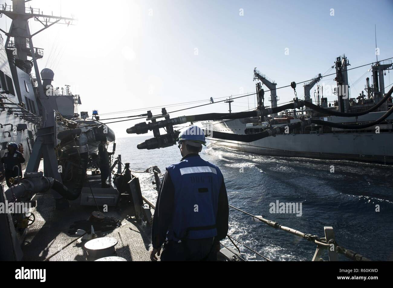 Mare Mediterraneo (26 aprile 2017) La Arleigh Burke-class guidato-missile destroyer USS Ross (DDG 71) riceve una sonda di rifornimento durante un rifornimento in mare con la flotta di rifornimento USNS oliatore Big Horn (T-AO 198) Il 26 aprile 2017. Ross, distribuita a Rota, Spagna, sta conducendo operazioni navali negli Stati Uniti Sesta flotta area di operazioni a sostegno degli Stati Uniti per gli interessi di sicurezza nazionali in Europa e in Africa. Foto Stock