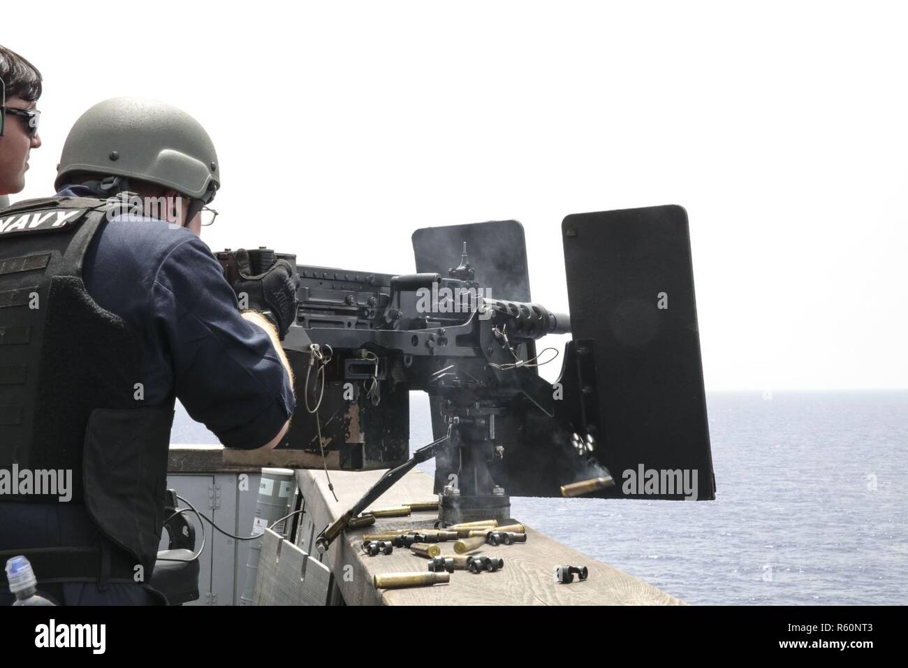 Mare Mediterraneo (26 aprile 2017) da bombardieri mate 1. Classe Nicholas Tisor, assegnato al San Antonio-classe di trasporto anfibio dock nave USS Mesa Verde (LPD 19)e un Potosi, Wisconsin, nativo, spara ad un bersaglio in acqua durante un equipaggio servito qualifica armi sparare, 26 aprile 2017. Mesa Verde è distribuito con il Bataan anfibio gruppo pronto per supportare le operazioni di sicurezza marittima e di teatro la cooperazione in materia di sicurezza gli sforzi negli Stati Uniti Sesta flotta area di operazioni. Foto Stock