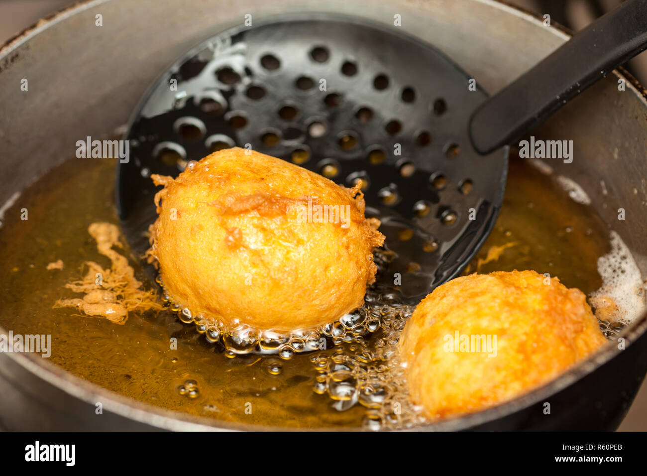 Fasi di preparazione del tradizionale piatto colombiano chiamato patate ripiene : frittura Patate ripiene Foto Stock