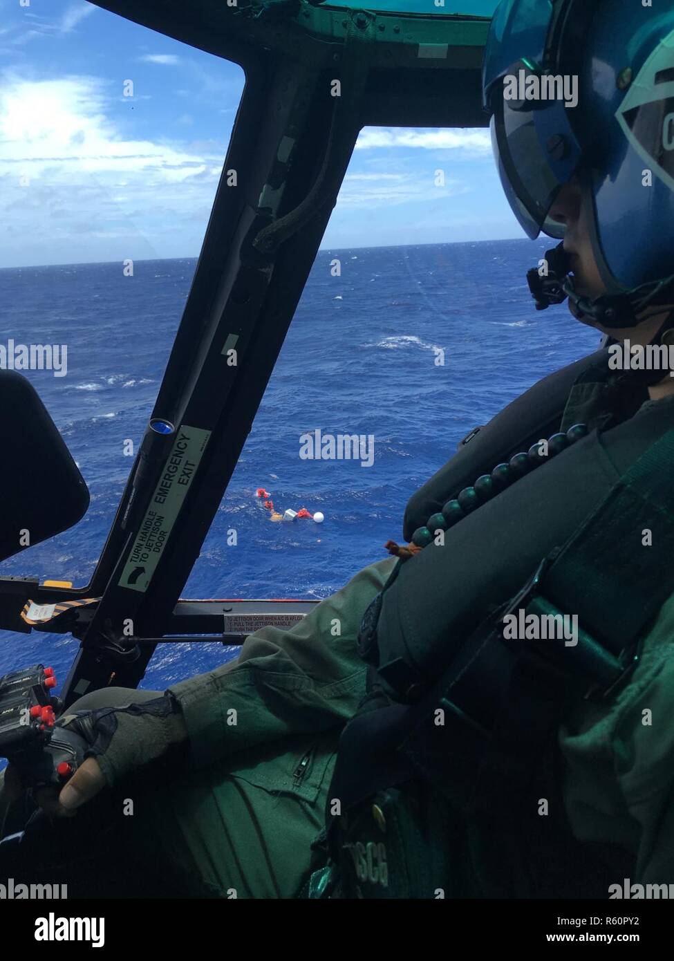 L'equipaggio di un Coast Guard MH-65 Delfino elicottero dalla stazione aria Borinquen, un buon samaritano peschereccio e l'equipaggio di un Porto Rico polizia unità marittima salvato cinque uomini il pomeriggio del 29 aprile 2017, che erano stati costretti ad abbandonare la 38-piede nave da diporto Botica che è stato tenuto in acqua e affondò nel passaggio di Mona, circa 18 miglia a ovest di Cabo Rojo, Puerto Rico. Tre diportisti sono stati liberati dal personale della Guardia Costiera elicottero, mentre le rimanenti due diportisti sono stati liberati dalla nave Capo Horn, un buon samaritano peschereccio che è arrivato sulla scena per fornire assista Foto Stock