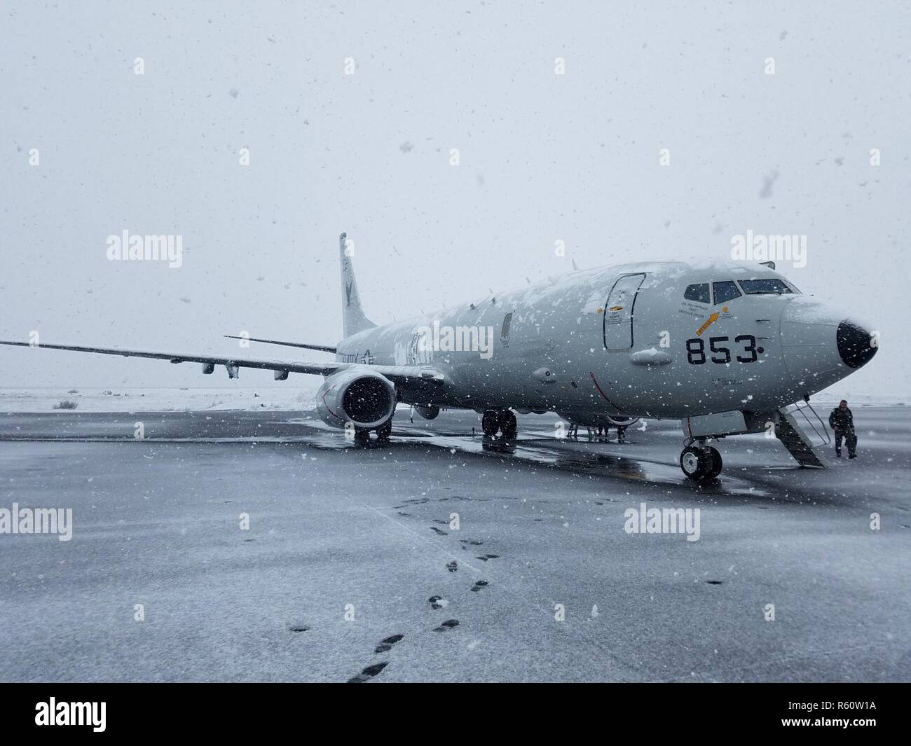 KEFLAVIK, Islanda (28 aprile 2017) UN P-8A Poseidon aeromobile assegnati al Patrol Squadron (VP) 16, arriva a Keflavik, Islanda, per anti-guerra sottomarina di formazione. Stati Uniti Sesta flotta, con sede a Napoli, Italia, conduce lo spettro completo di giunto e operazioni navali, spesso di concerto con allied, articolari e tra le agenzie partner, al fine di avanzare U.S. gli interessi nazionali e la sicurezza e la stabilità in Europa e in Africa. Foto Stock