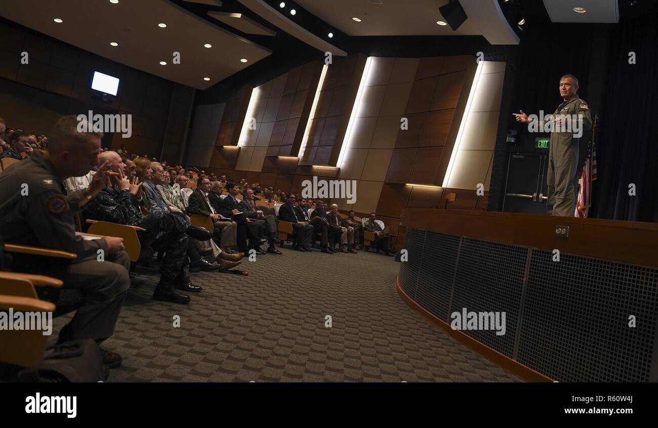 NEWPORT, R.I. (28 aprile 2017) Adm. Harry B. Harris, commander, U.S. Pacifico Comando (PACOM), fornisce U.S. Guerra navale studenti, docenti e facoltà con una panoramica del teatro PACOM durante una visita al collegio. Foto Stock