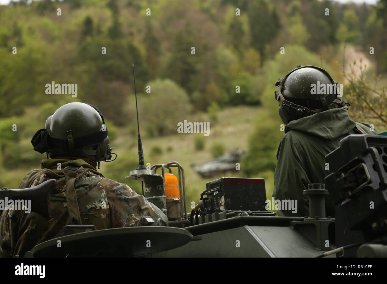 I soldati italiani del 6° reggimento di cavalleria, Aosta Brigata meccanizzata scansionare i loro settori di fuoco in un Centauro B1 cacciatorpediniere serbatoio durante la conduzione di un assalto simulato sulla forza di opposizione durante la sciabola di giunzione 17 al Hohenfels Area Formazione, Repubblica federale di Germania il 7 maggio 2017. Saber 17 di giunzione è la U.S. Esercito dell'Europa 2d di cavalleria del reggimento Combat training center esercizio di certificazione, che si svolge presso la multinazionale comune disponibilità centro in Hohenfels, Germania, 25 aprile-maggio 19, 2017. Questo esercizio è progettato per valutare la predisposizione del reggimento di condurre unified operazioni terrestri, con un appr Foto Stock