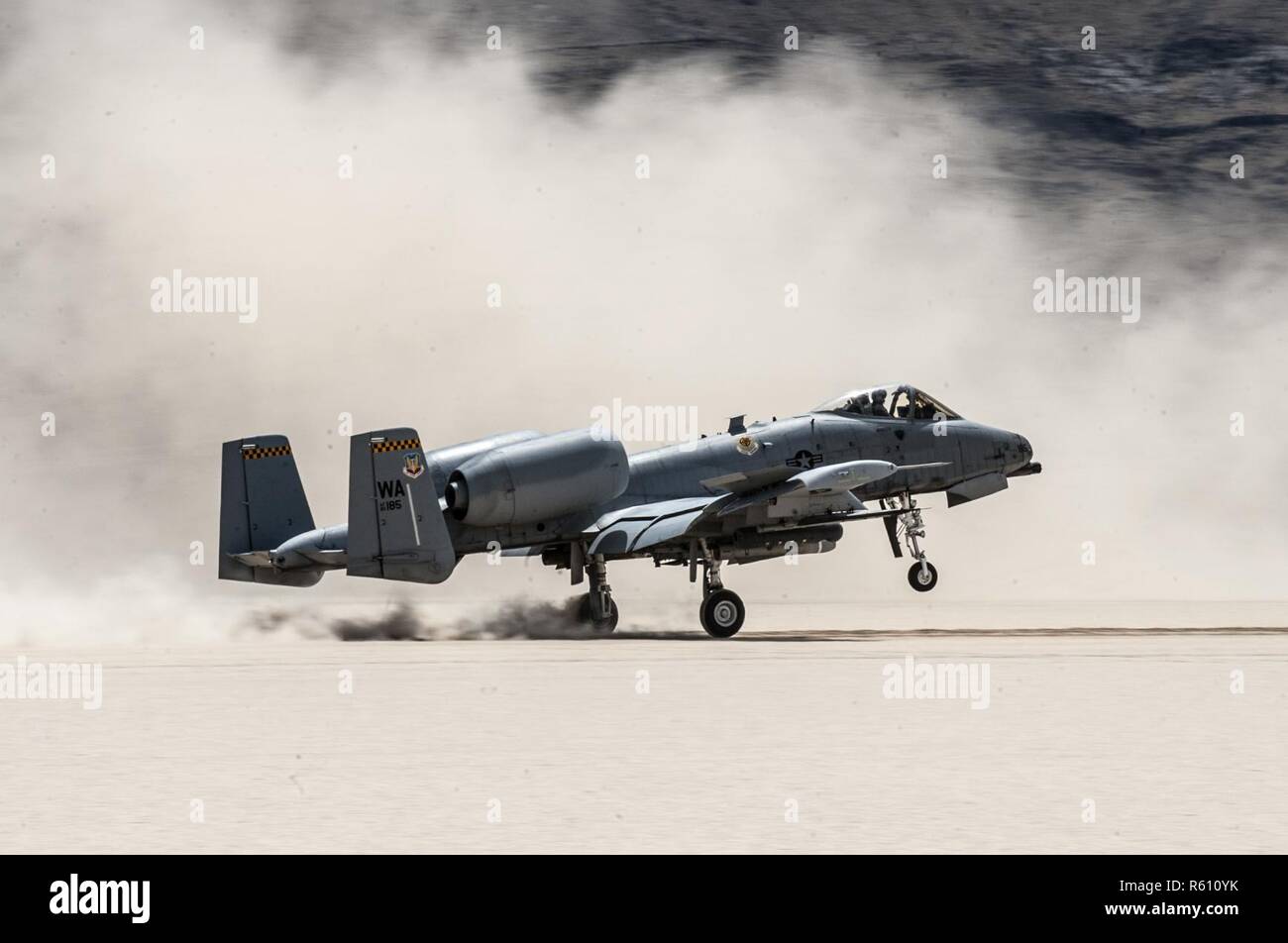 Un A-10 Thunderbolt II jet da combattimento assegnato alla 66Armi Squadron, U.S. Air Force Scuola di armi, alla Nellis Air Force Base, Nev., terre a secco su un letto di lago durante una missione composite application esercizio al Nevada Test e campo di addestramento, 24 aprile 2017. Formazione su improvvisati e di degrado delle zone di sbarco aumenta la forza prontezza e prepara il personale di volo reale per operazioni di mondo in aree contestate. Foto Stock