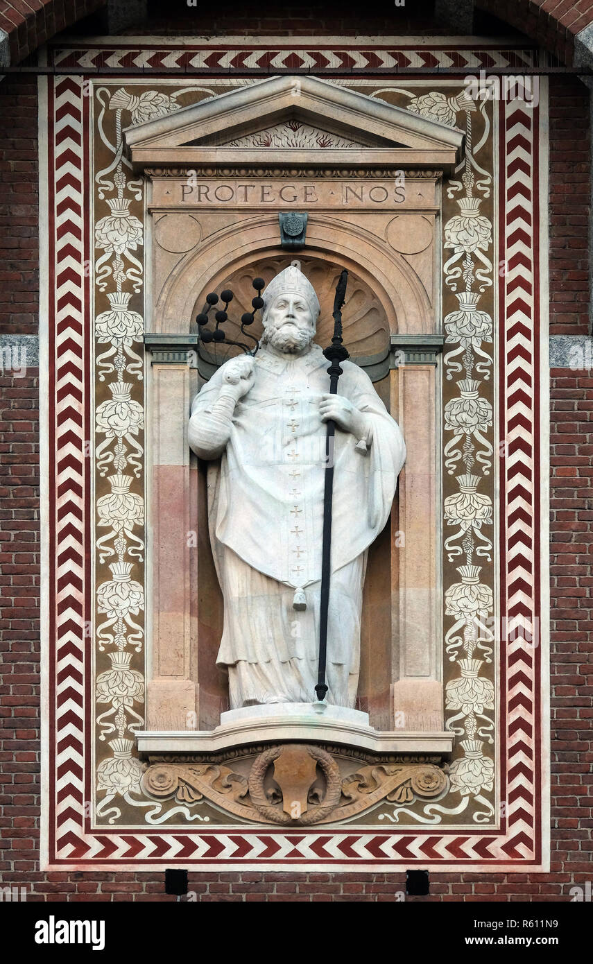 Statua di Sant'Ambrogio (Sant'Ambrogio) patrono della città di Milano  (Milano). Dettaglio della torre dell'orologio del Castello Sforzesco XV  secolo (Castello Sfor Foto stock - Alamy
