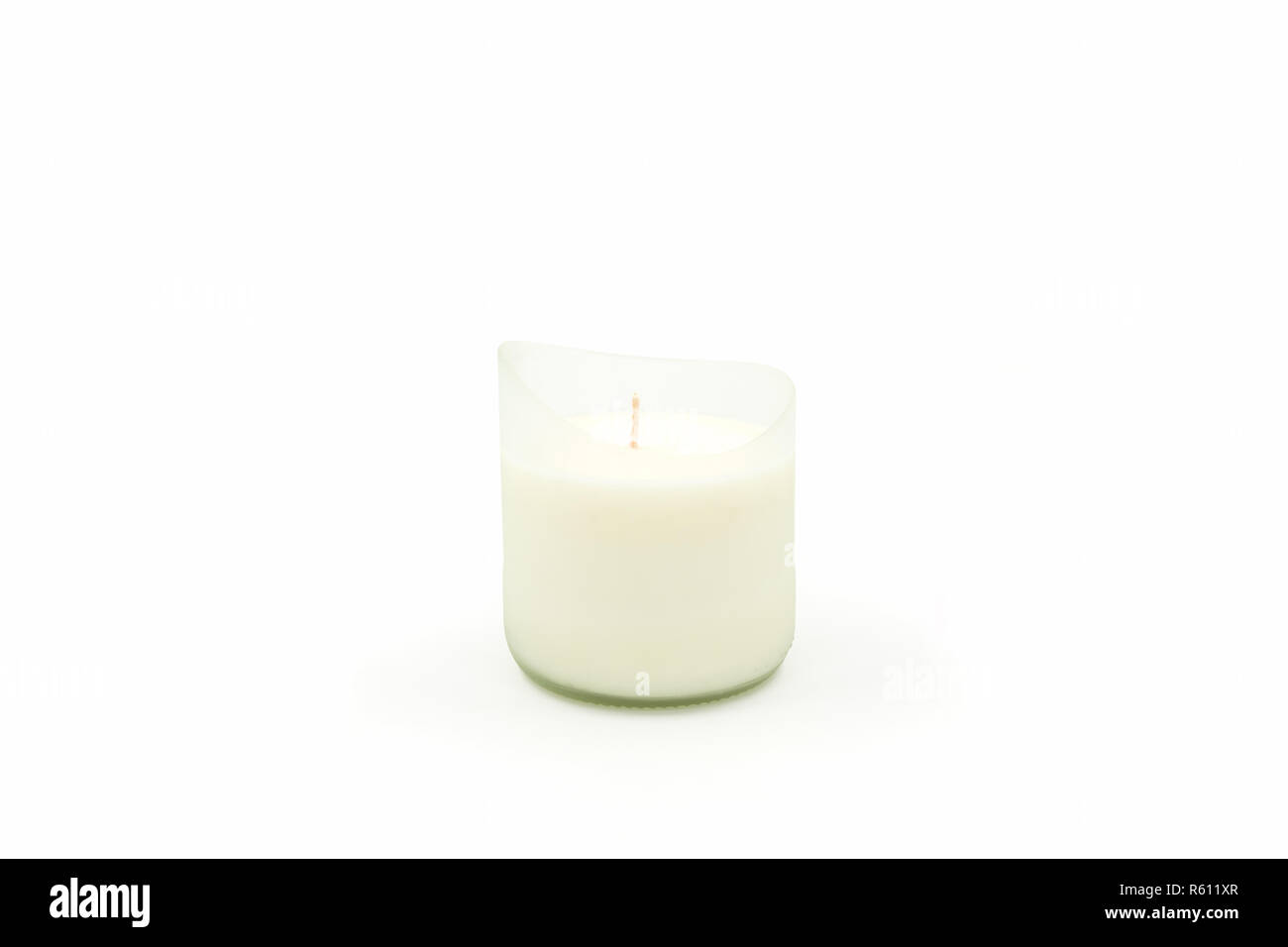 Bella candela per spa su sfondo bianco. Foto Stock