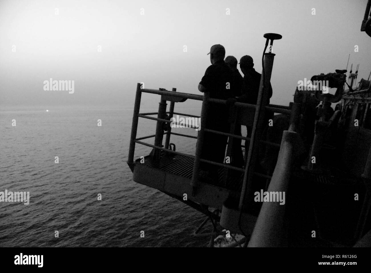 Golfo Arabico (29 aprile 2017) marinai a bordo guidato-missili cruiser USS Mare delle Filippine (CG 58) utilizzare un galleggiante di fumo per simulare un uomo in mare durante un uomo in mare la formazione. Mare delle Filippine è distribuito negli Stati Uniti Quinta Flotta area di operazioni a sostegno della sicurezza marittima operazioni destinate a rassicurare gli alleati e partner e preservare la libertà di navigazione e il libero flusso di commercio nella regione. Foto Stock