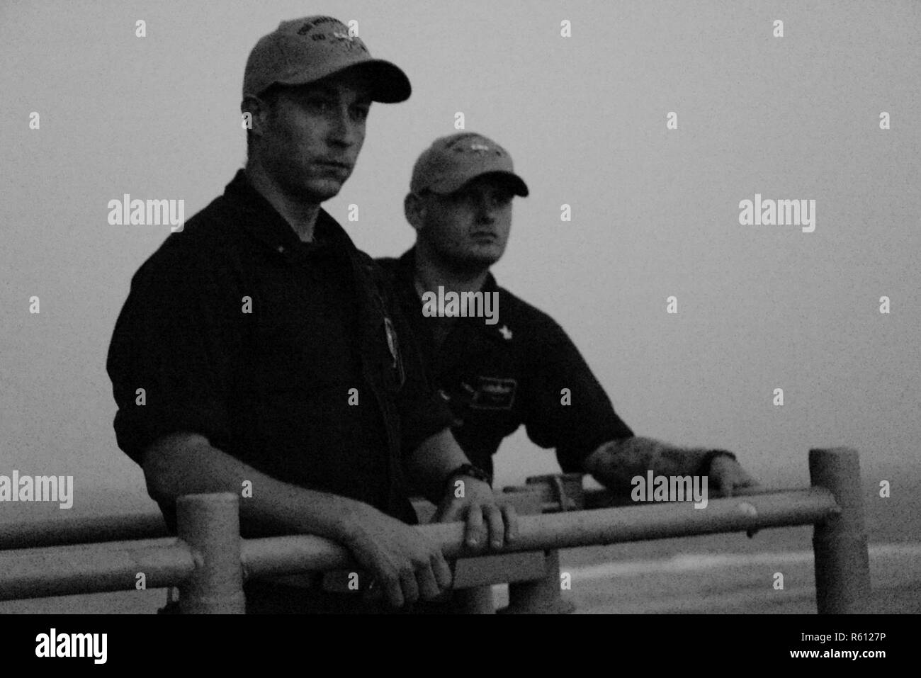 Golfo Arabico (29 aprile 2017) l'ENS. Seth Southard e di Boatswain Mate 2a classe Joshua Butler vegliano durante un uomo a mare a bordo di forare il guidato-missili cruiser USS Mare delle Filippine (CG 58). Mare delle Filippine è distribuito negli Stati Uniti Quinta Flotta area di operazioni a sostegno della sicurezza marittima operazioni destinate a rassicurare gli alleati e partner e preservare la libertà di navigazione e il libero flusso di commercio nella regione. Foto Stock