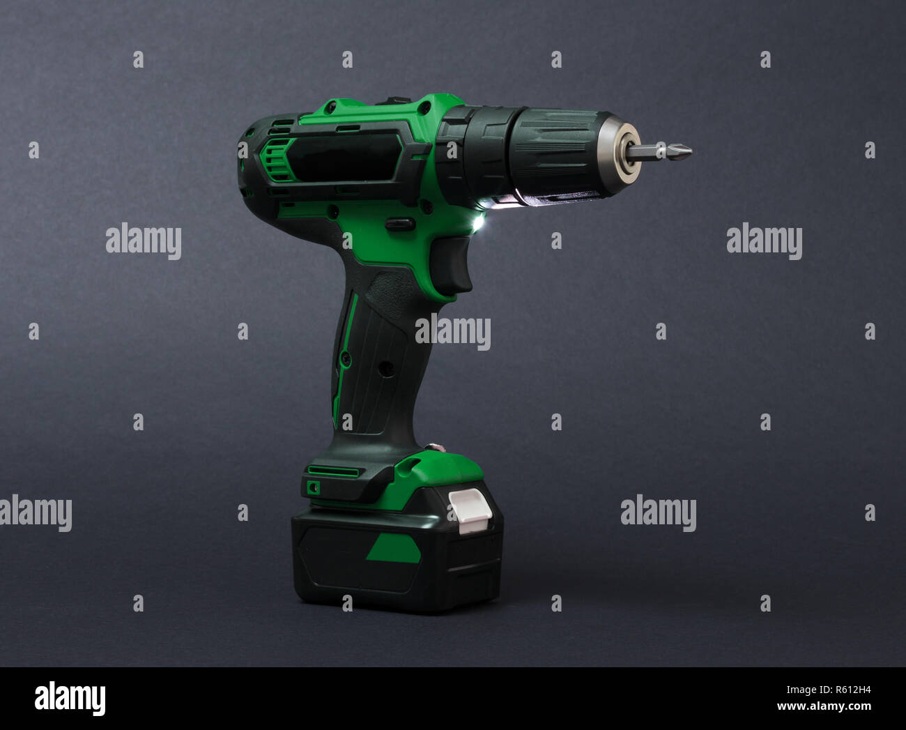 Giraviti a batteria o alimentazione di trapanare isolata su uno sfondo nero Foto Stock