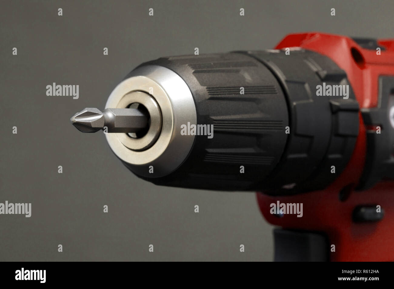 Giraviti a batteria o alimentazione di trapanare isolata su uno sfondo nero Foto Stock