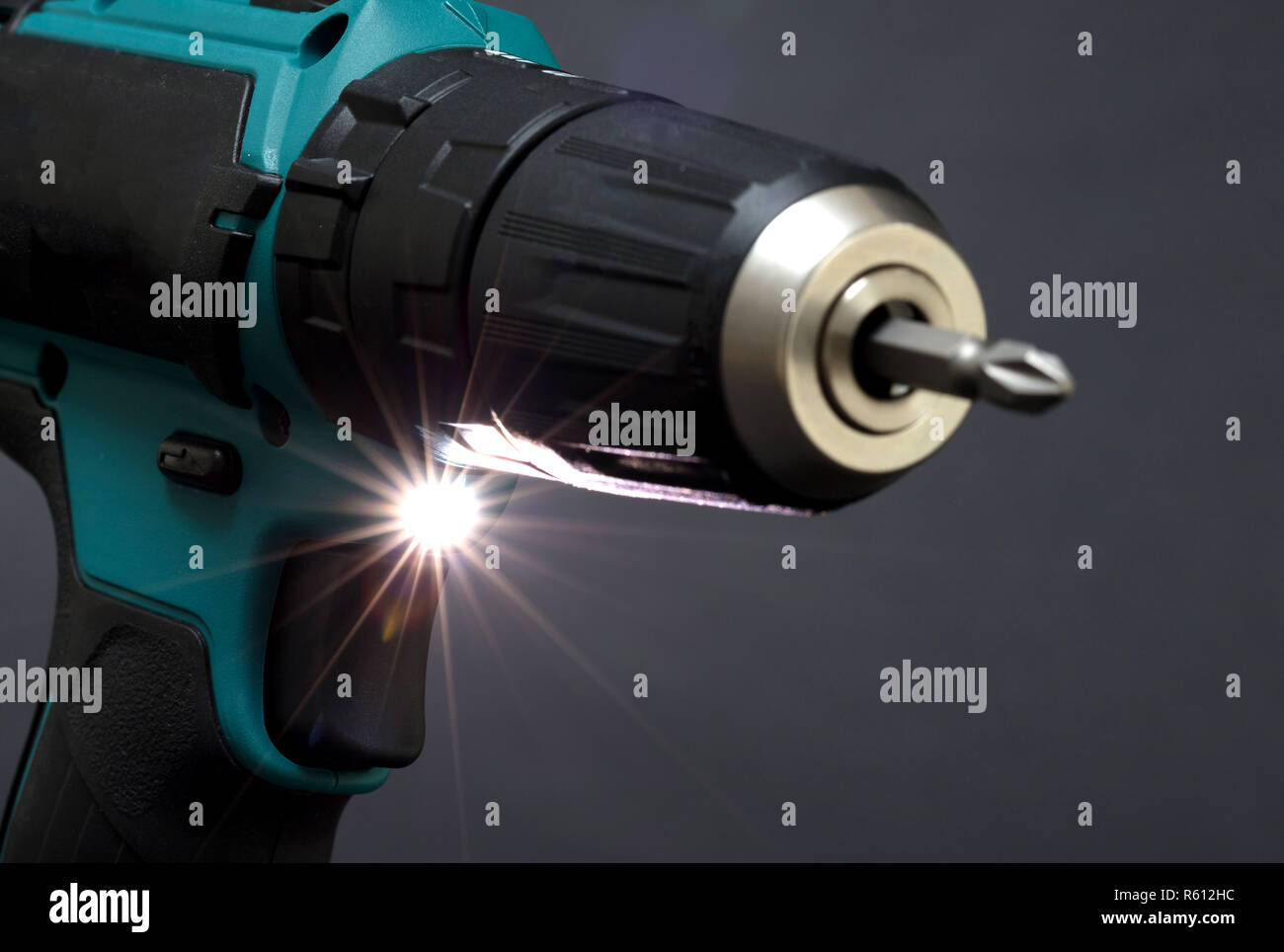 Giraviti a batteria o alimentazione di trapanare isolata su uno sfondo nero Foto Stock