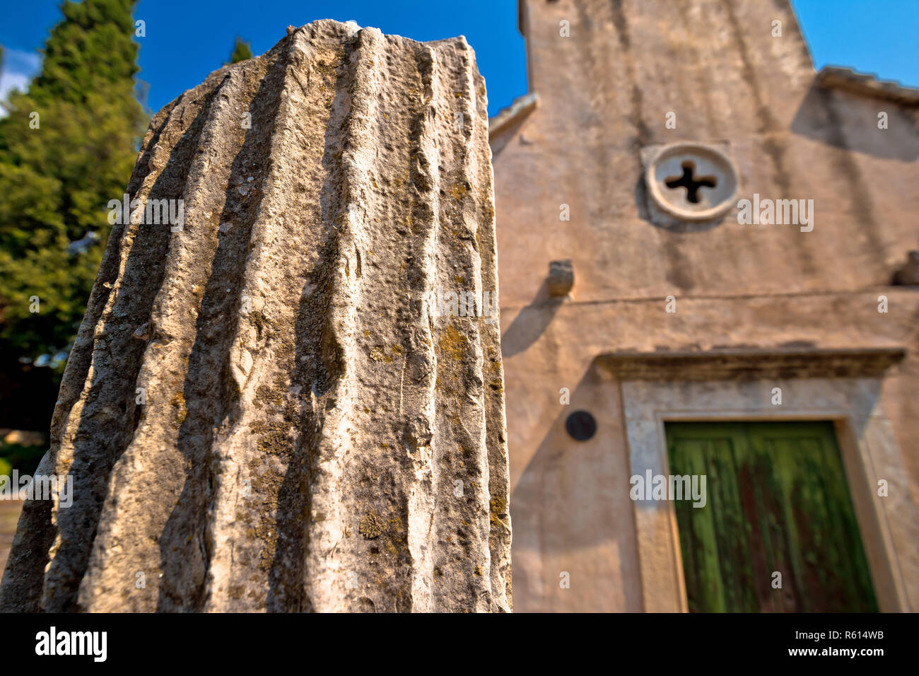 Villaggio di pietra di Skrip dettagli storici e vista della chiesa. Foto Stock