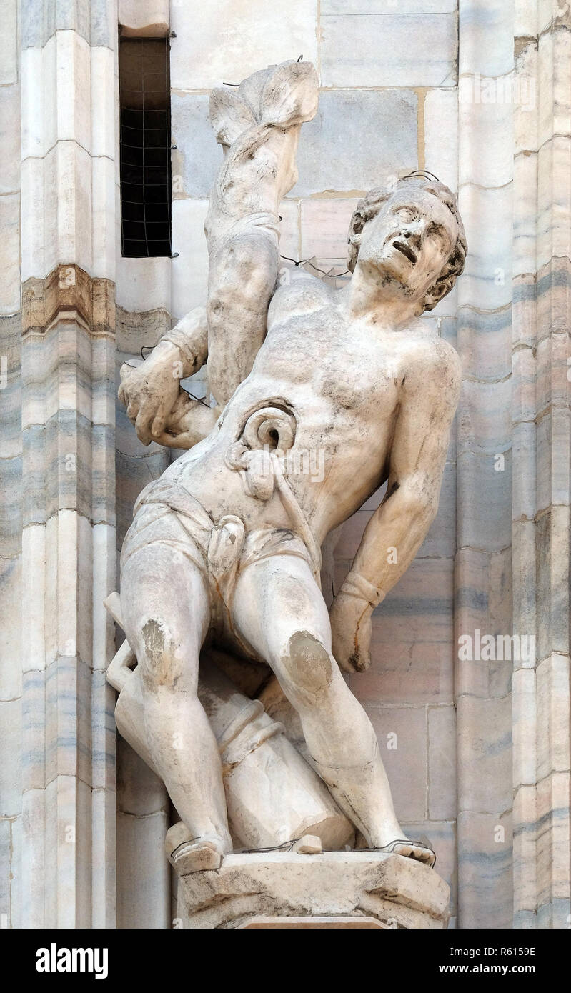 Il martirio di Sant'Erasmo, statua nel Duomo di Milano e il Duomo di Santa Maria Nascente, Milano, Lombardia, Italia Foto Stock