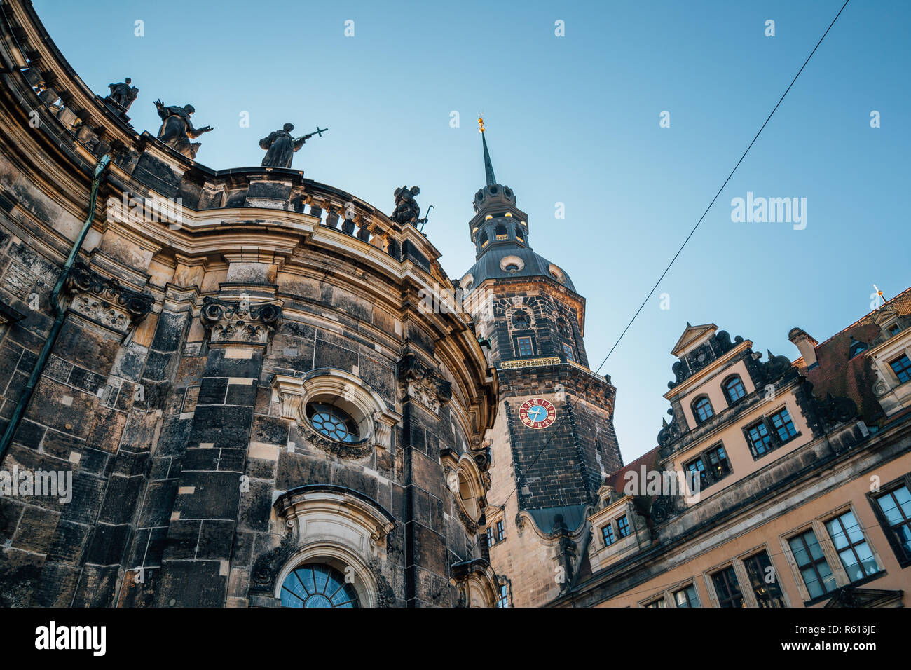 Torre Hausmannsturm e Cattedrale di Dresda Katholische Hofkirche chiesa a Dresda, Germania Foto Stock