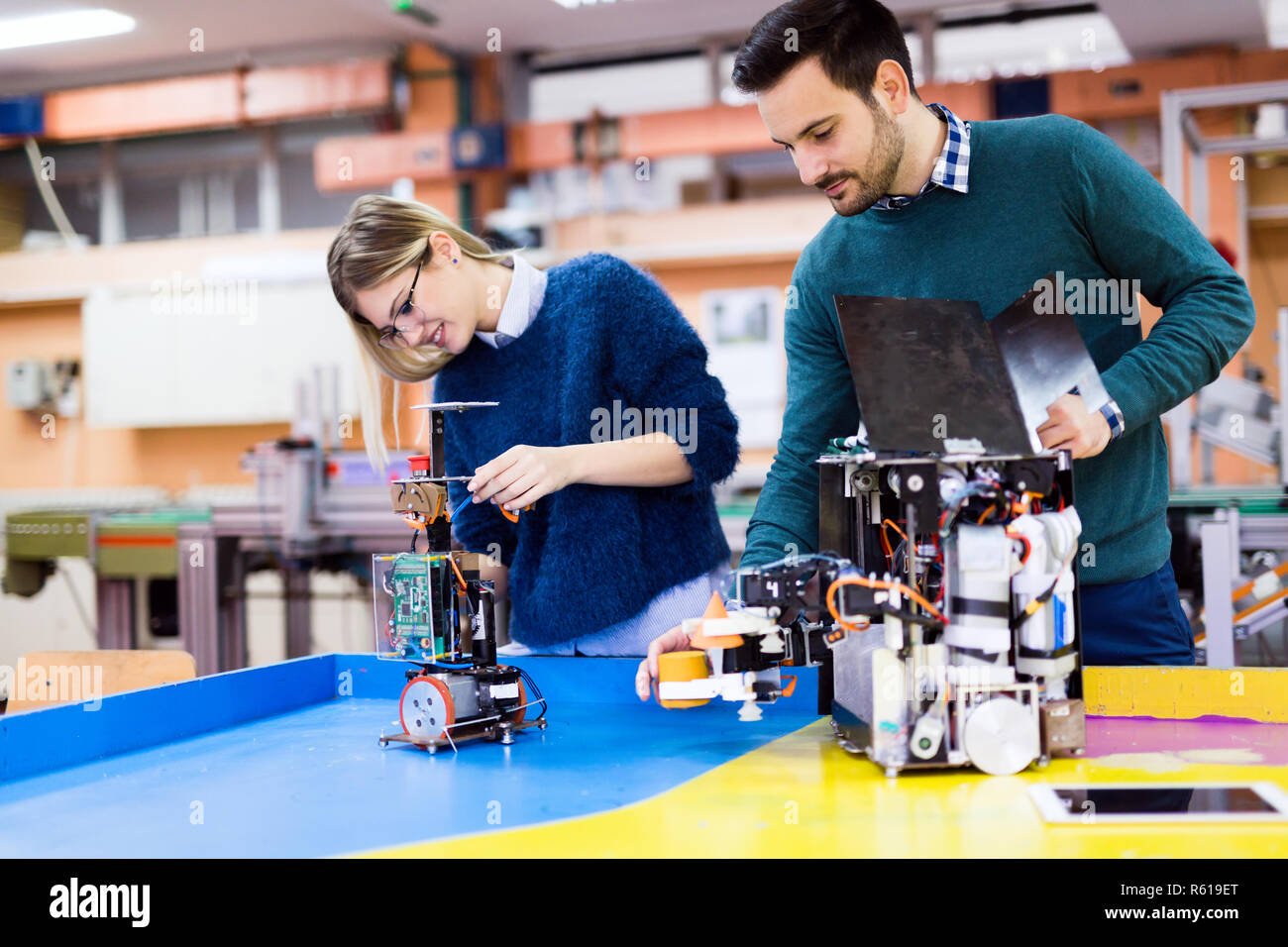 I giovani studenti di robotica a lavorare sul progetto Foto Stock