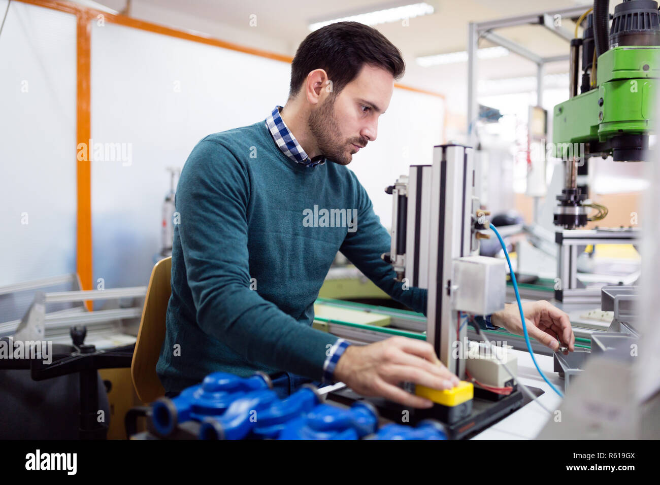 Giovane studente di elettronica lavorando sul progetto Foto Stock