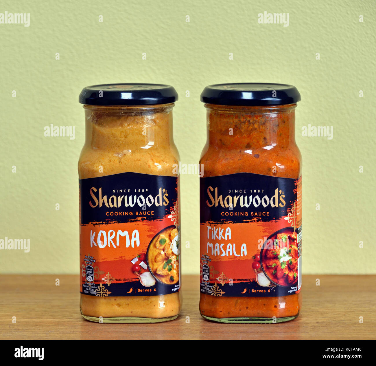 Due vasi di Sharwood la salsa di cottura. Korma e Tikka Masala. Inghilterra, Regno Unito, Europa. Foto Stock